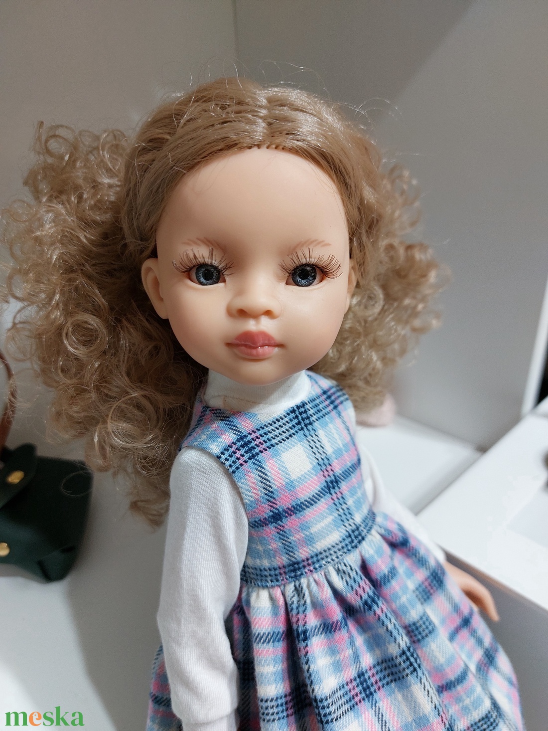 Paola Reina kék-fehér kockás kötényruha garbóval - játék & sport - baba & babaház - babaruha, babakellék - Meska.hu