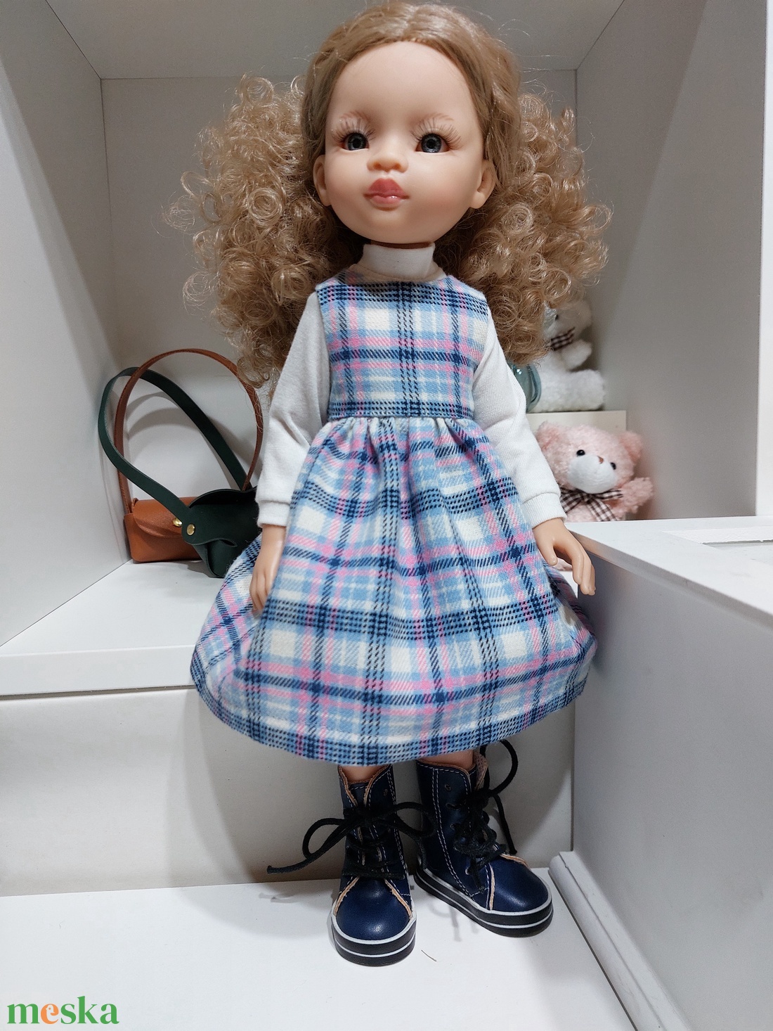 Paola Reina kék-fehér kockás kötényruha garbóval - játék & sport - baba & babaház - babaruha, babakellék - Meska.hu