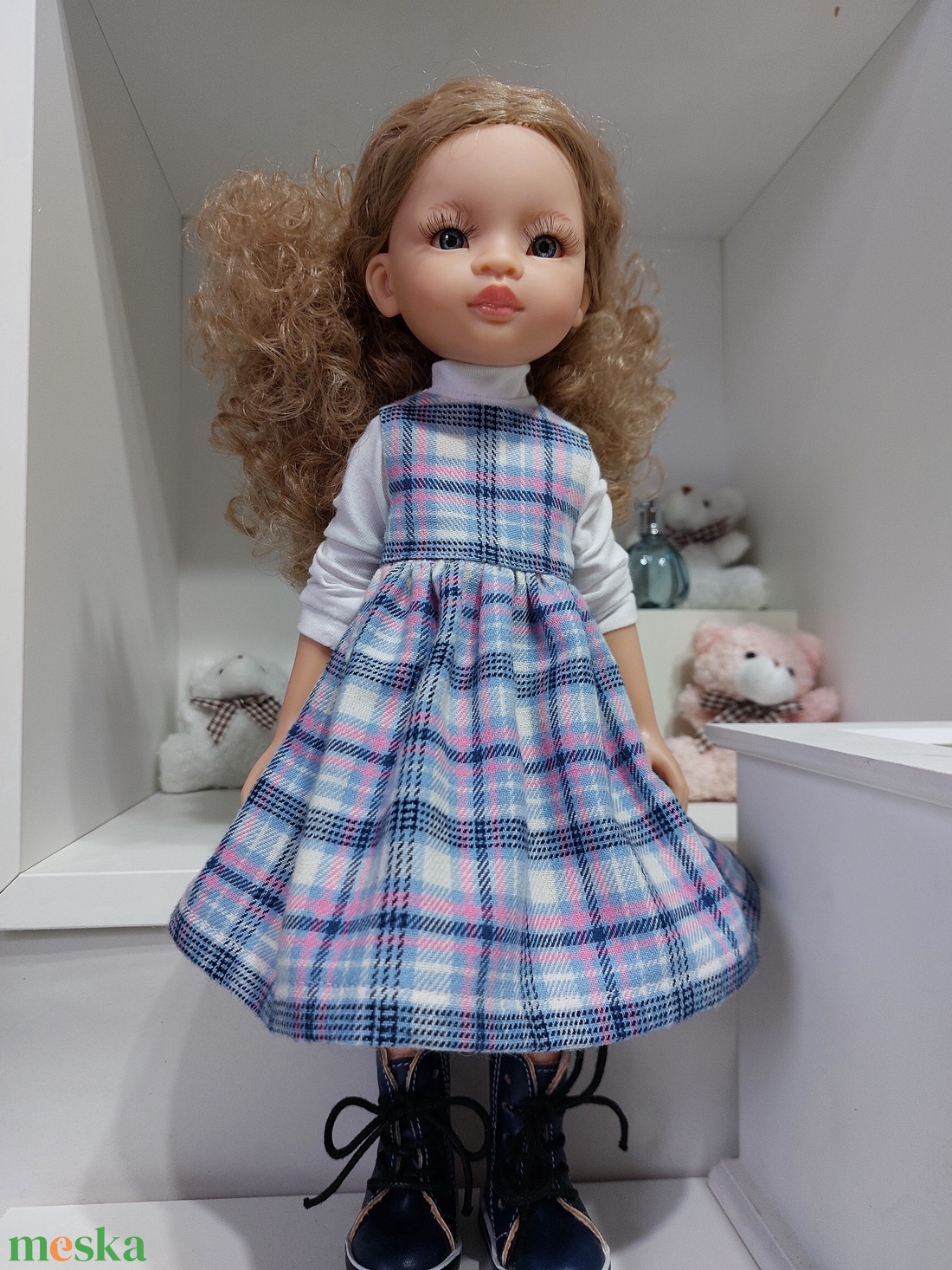 Paola Reina kék-fehér kockás kötényruha garbóval - játék & sport - baba & babaház - babaruha, babakellék - Meska.hu
