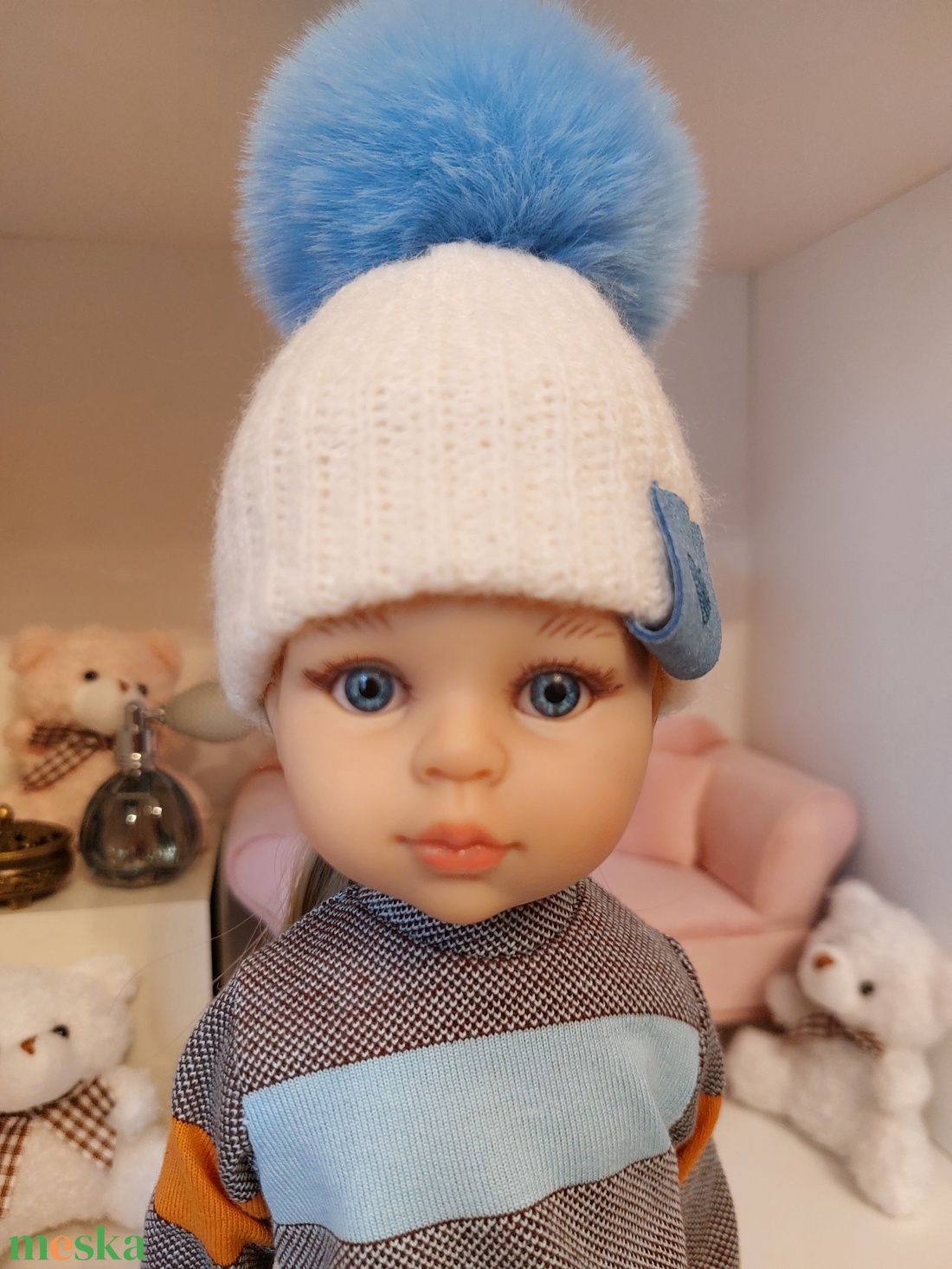 Paola Reina beige kötött sapka türkizkék bojttal - játék & sport - baba & babaház - játékbaba, babakellék - Meska.hu