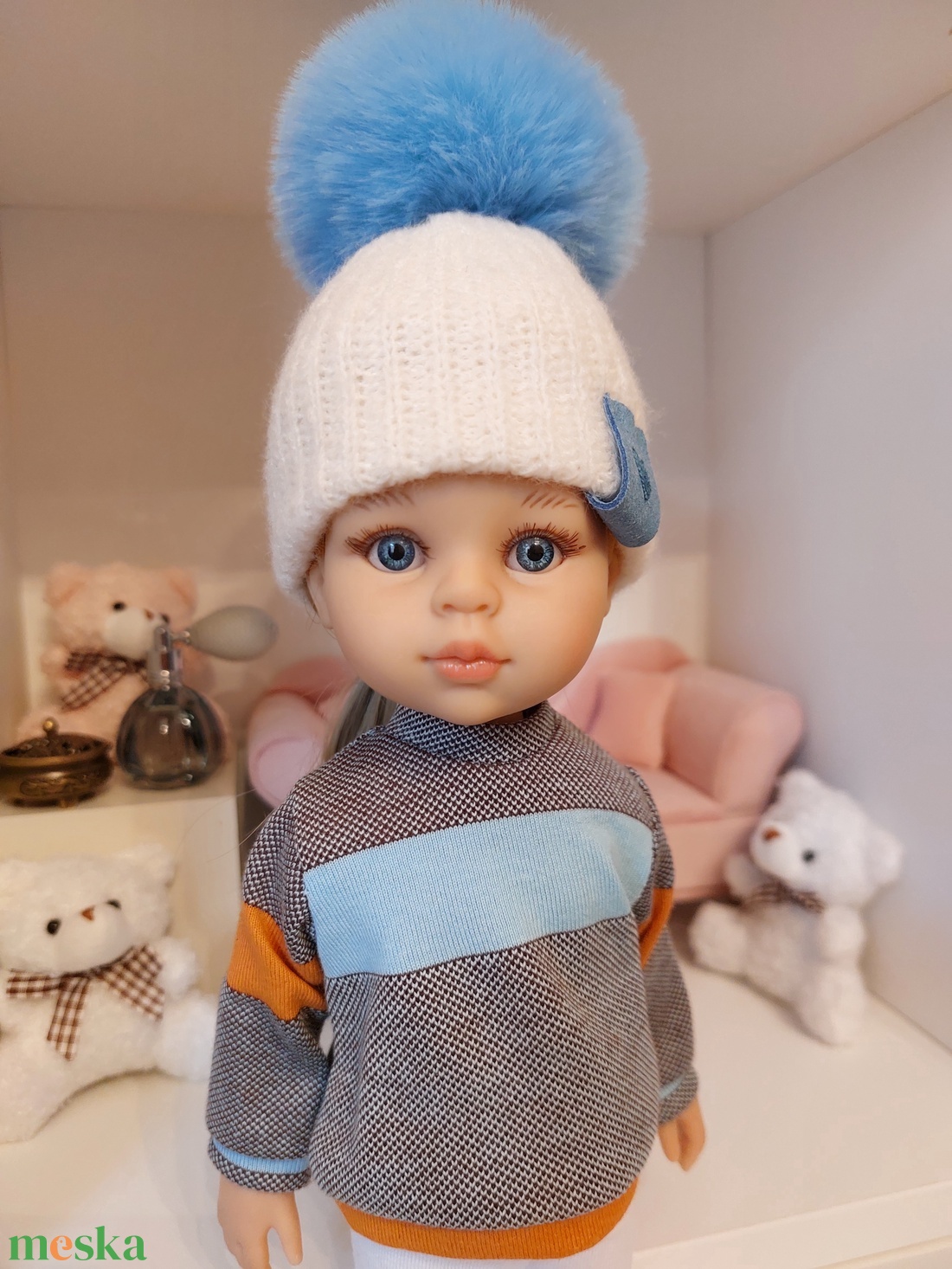 Paola Reina beige kötött sapka türkizkék bojttal - játék & sport - baba & babaház - játékbaba, babakellék - Meska.hu