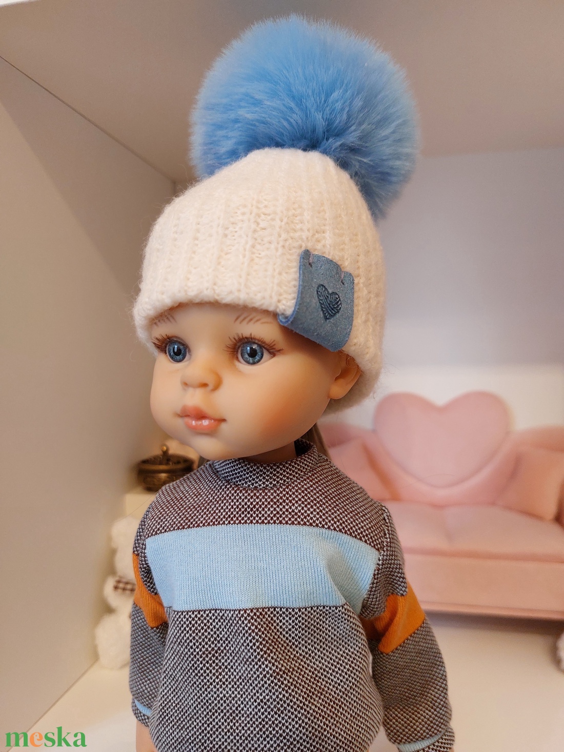 Paola Reina beige kötött sapka türkizkék bojttal - játék & sport - baba & babaház - játékbaba, babakellék - Meska.hu
