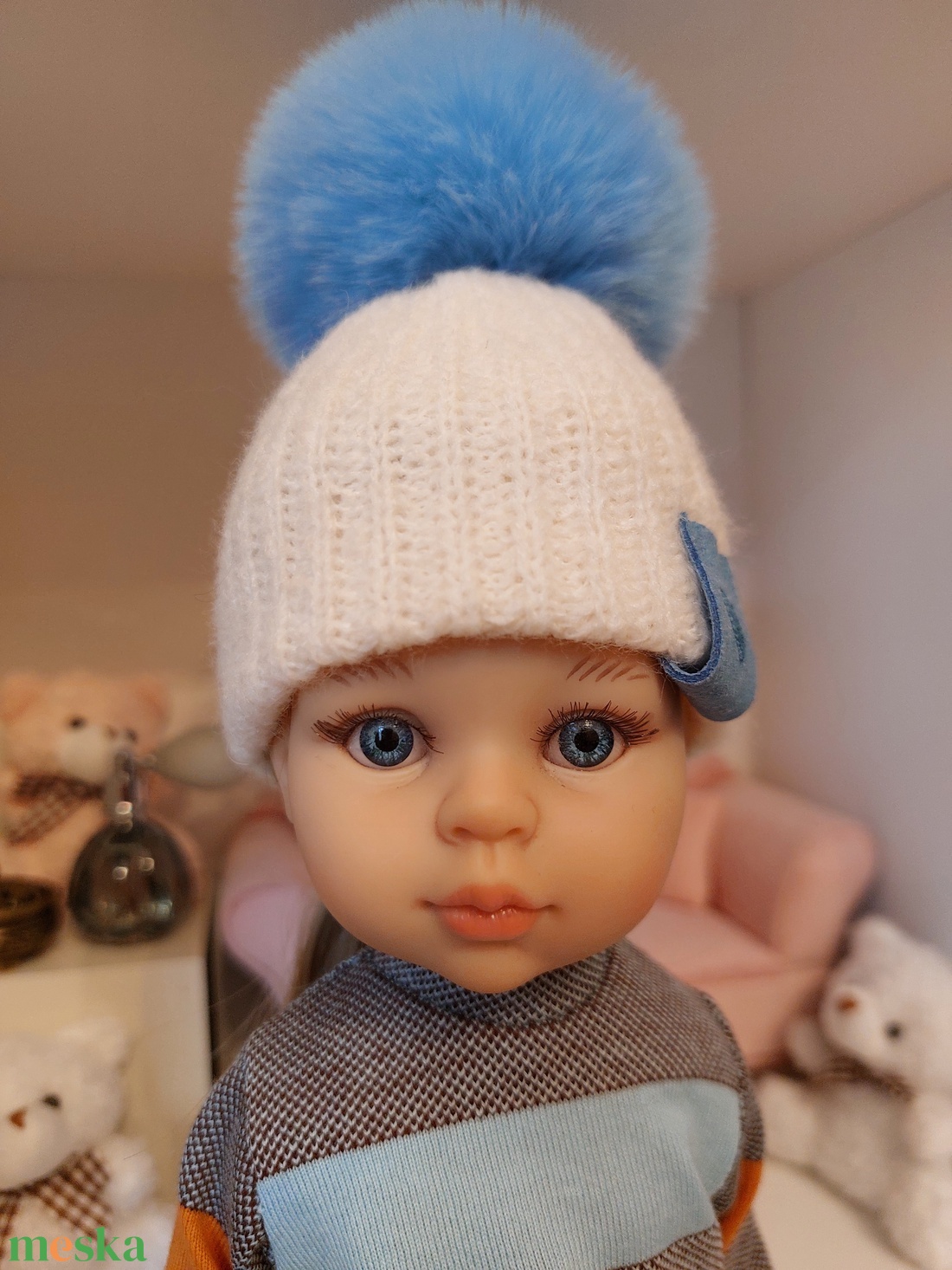 Paola Reina beige kötött sapka türkizkék bojttal - játék & sport - baba & babaház - játékbaba, babakellék - Meska.hu