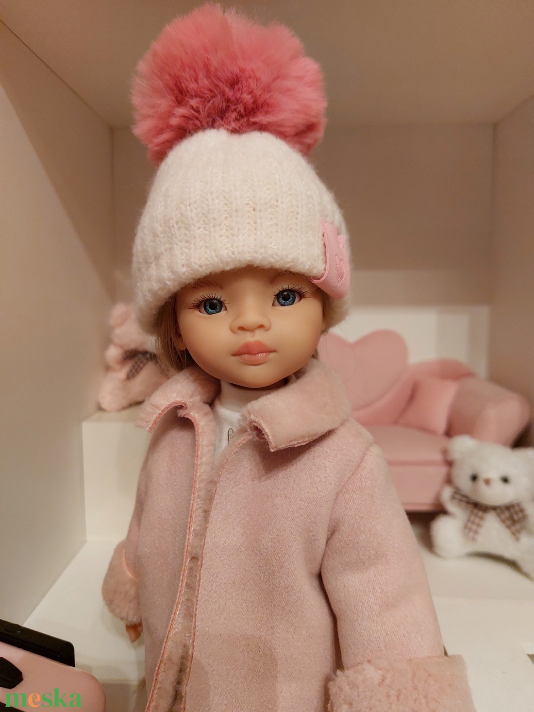 Paola Reina beige kötött sapka sötétrózsaszín bojttal - játék & sport - baba & babaház - játékbaba, babakellék - Meska.hu