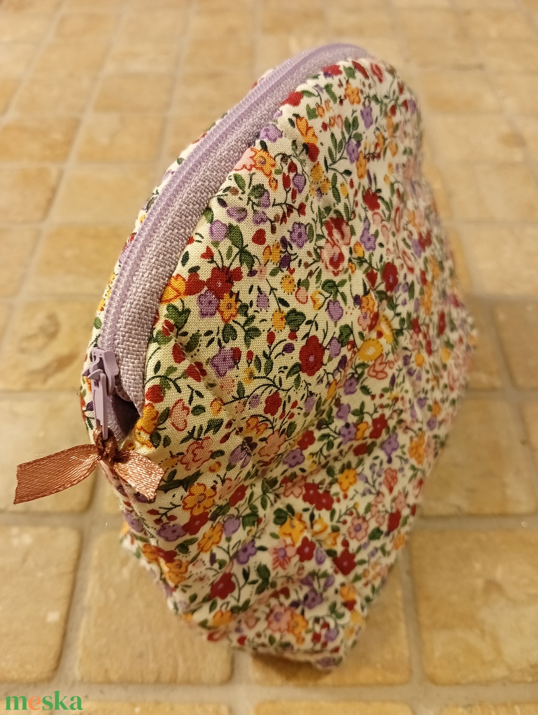 Piperetáska - lila apró virágmintás - táska & tok - neszesszer - Meska.hu
