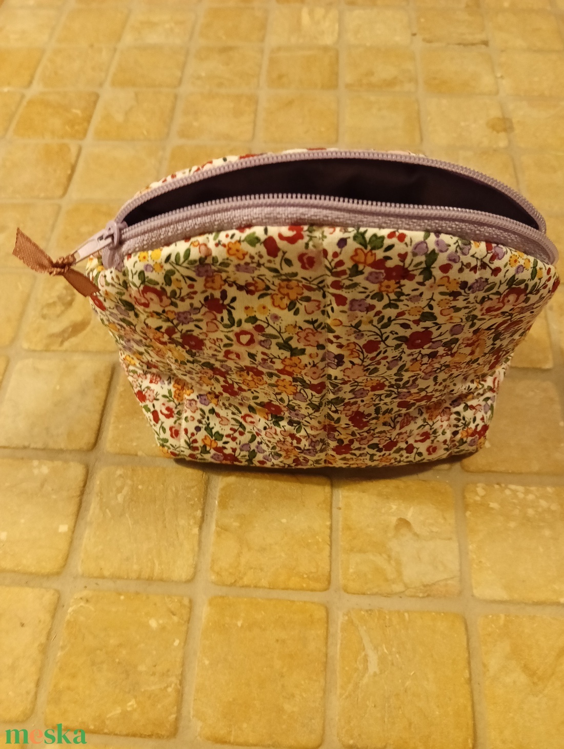 Piperetáska - lila apró virágmintás - táska & tok - neszesszer - Meska.hu