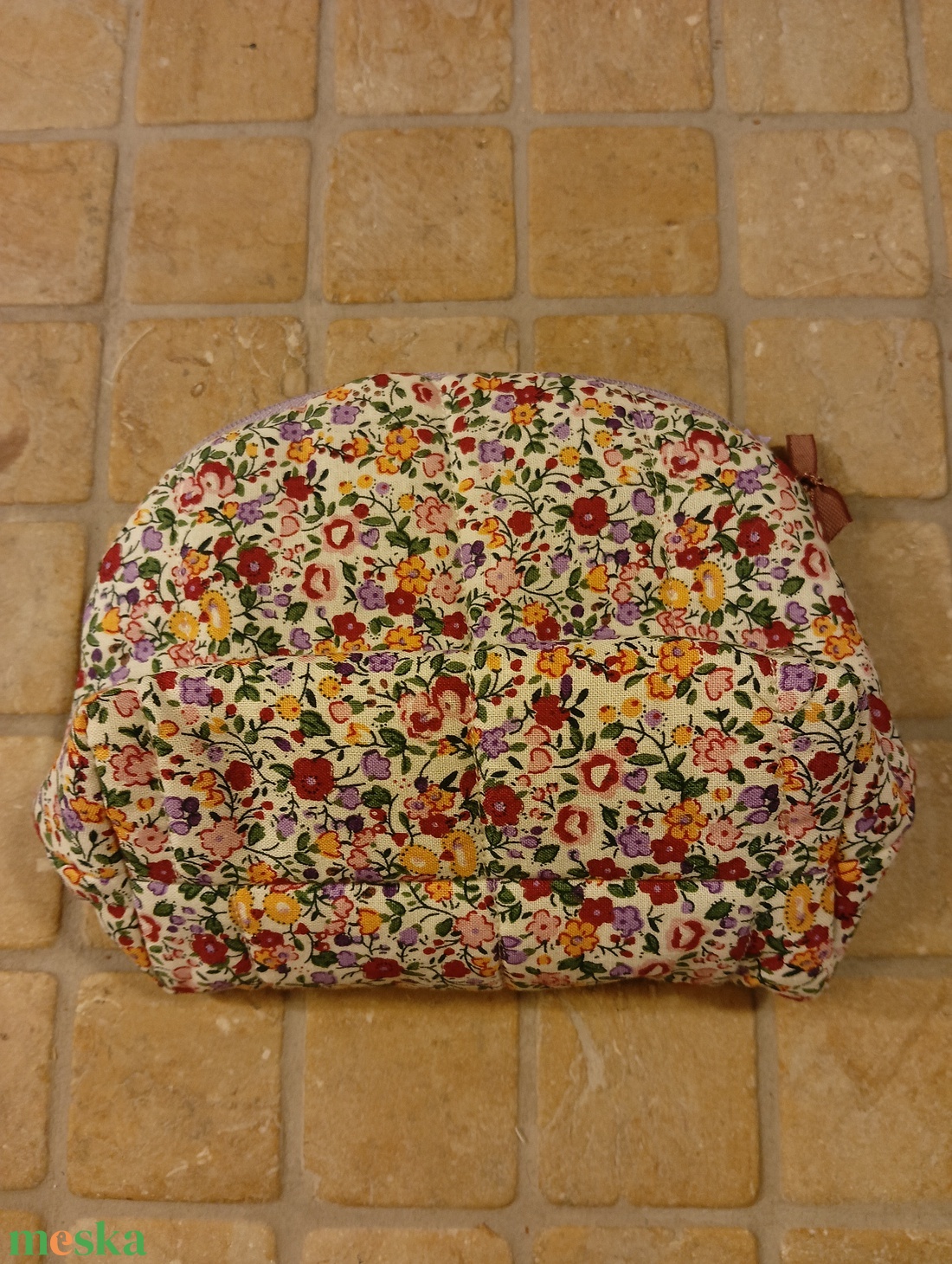 Piperetáska - lila apró virágmintás - táska & tok - neszesszer - Meska.hu