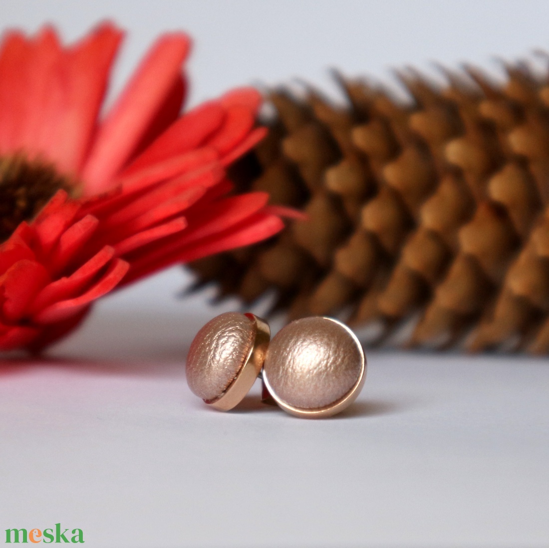 Rosegold nemesacél textilbőr fülbevaló - ékszer - fülbevaló - pötty fülbevaló - Meska.hu Rosegold nemesacél textilbőr fülbevaló - ékszer - fülbevaló - pötty fülbevaló - Meska.hu