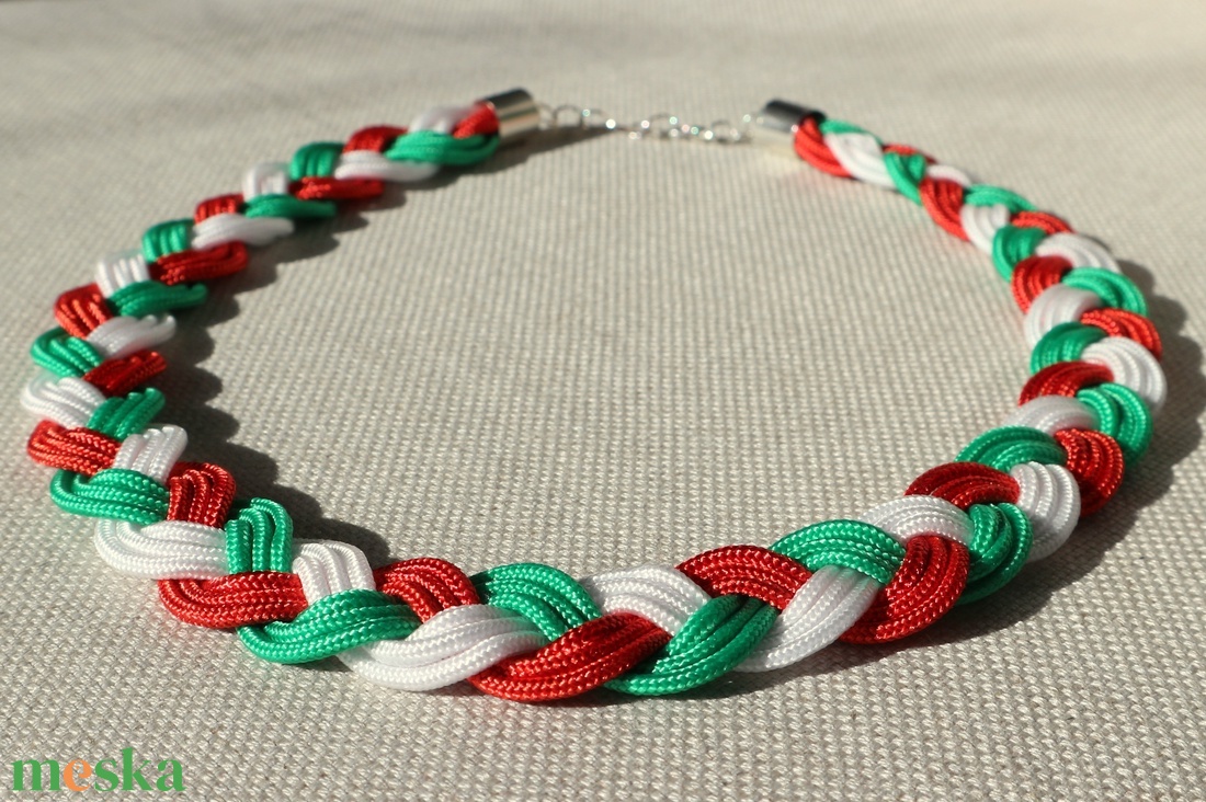 Piros - fehér - zöld paracord nyaklánc - ékszer - nyaklánc - medál nélküli nyaklánc - Meska.hu