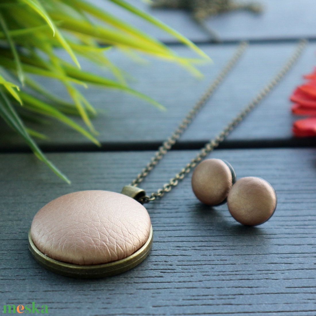 Metál arany - bronz textilbőr fülbevaló és nyaklánc szett - ékszer - ékszerszett - Meska.hu