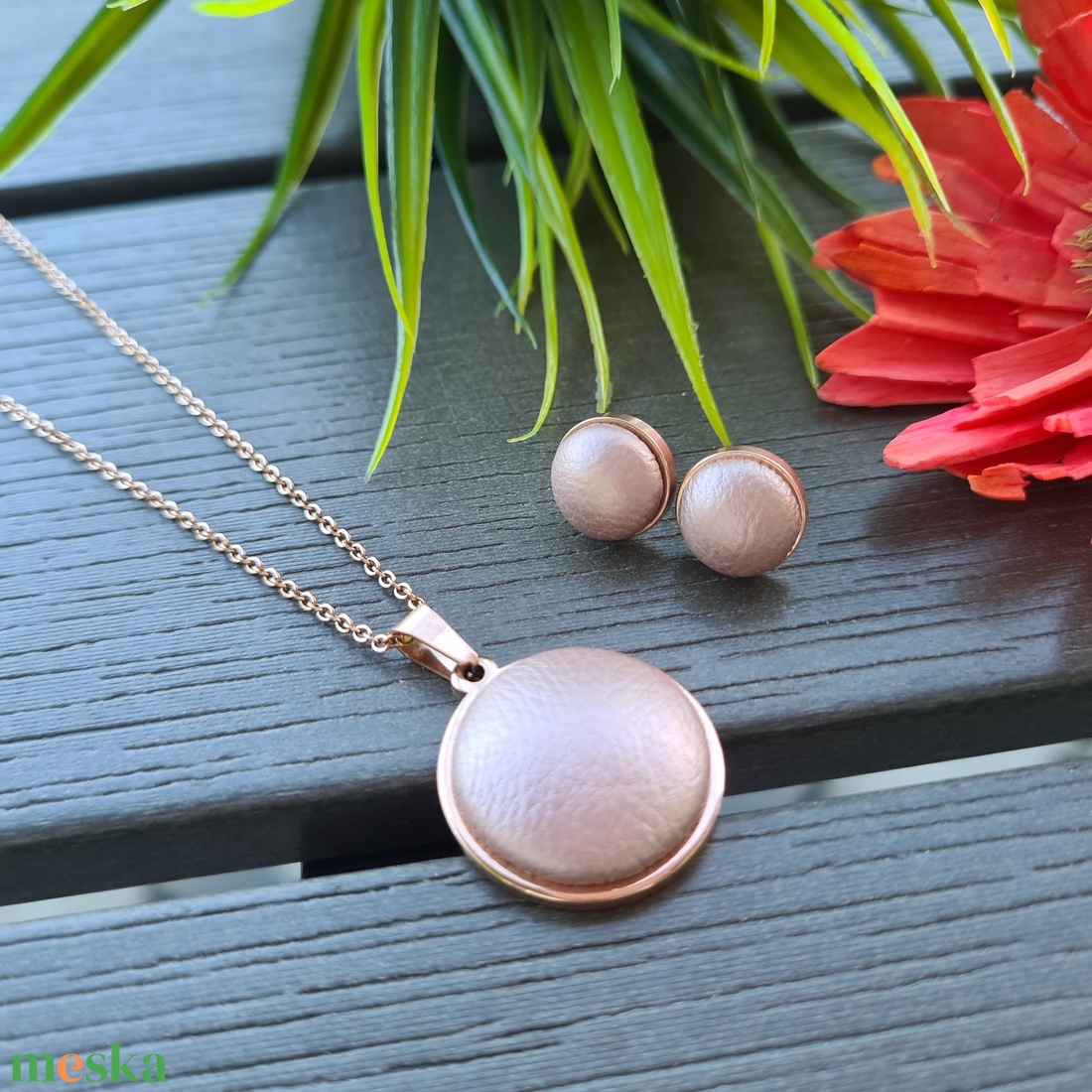 Metál púder - rosegold nemesacél medálos nyaklánc és fülbevaló szett - ékszer - ékszerszett - Meska.hu Metál púder - rosegold nemesacél medálos nyaklánc és fülbevaló szett - ékszer - ékszerszett - Meska.hu