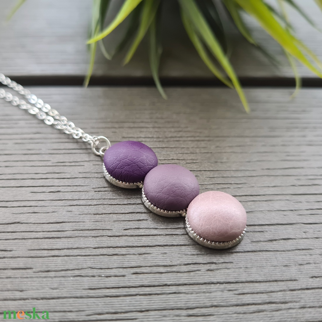 Lila pöttyök textilbőr nyaklánc - ékszer - nyaklánc - medálos nyaklánc - Meska.hu