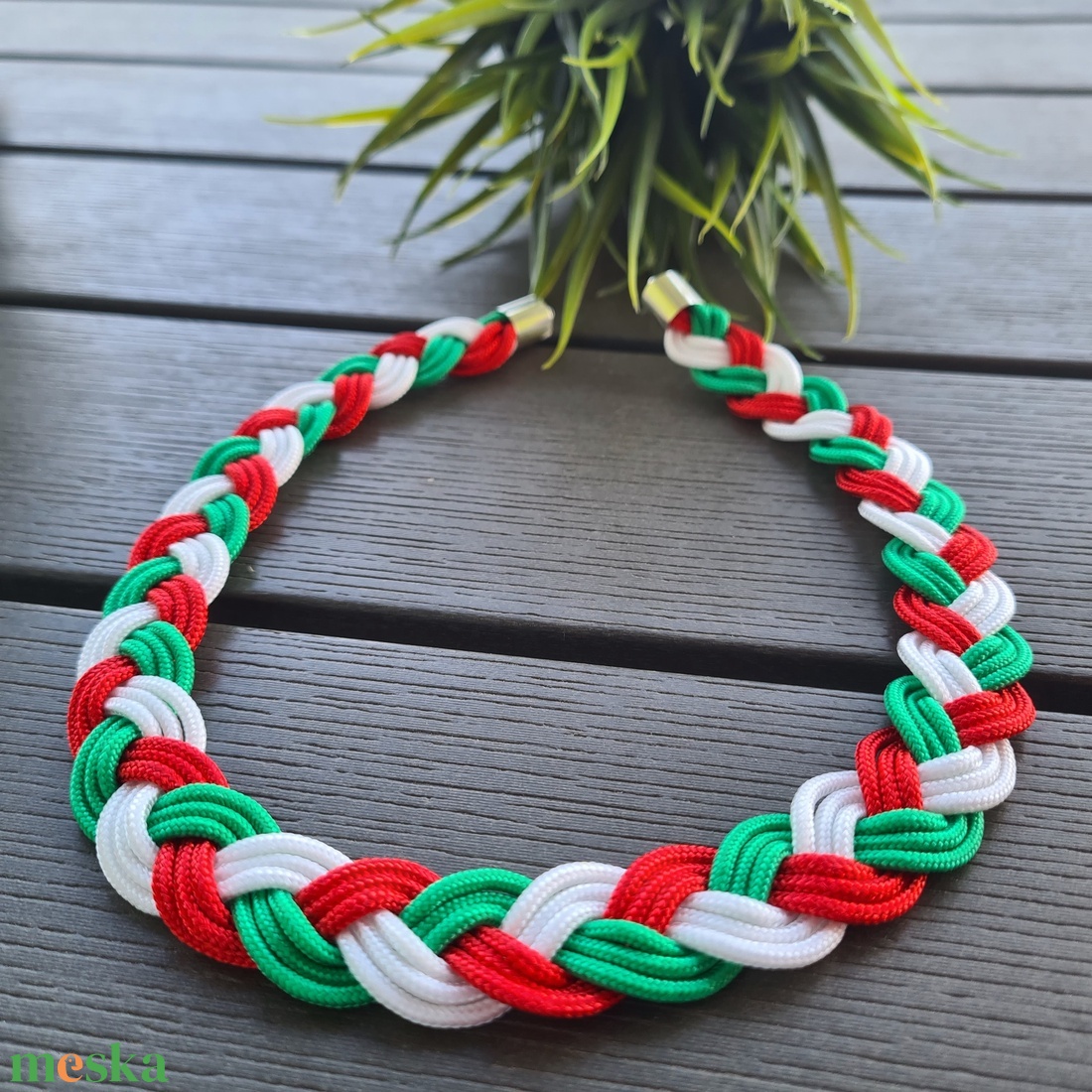 Piros - fehér - zöld paracord nyaklánc - ékszer - nyaklánc - medál nélküli nyaklánc - Meska.hu