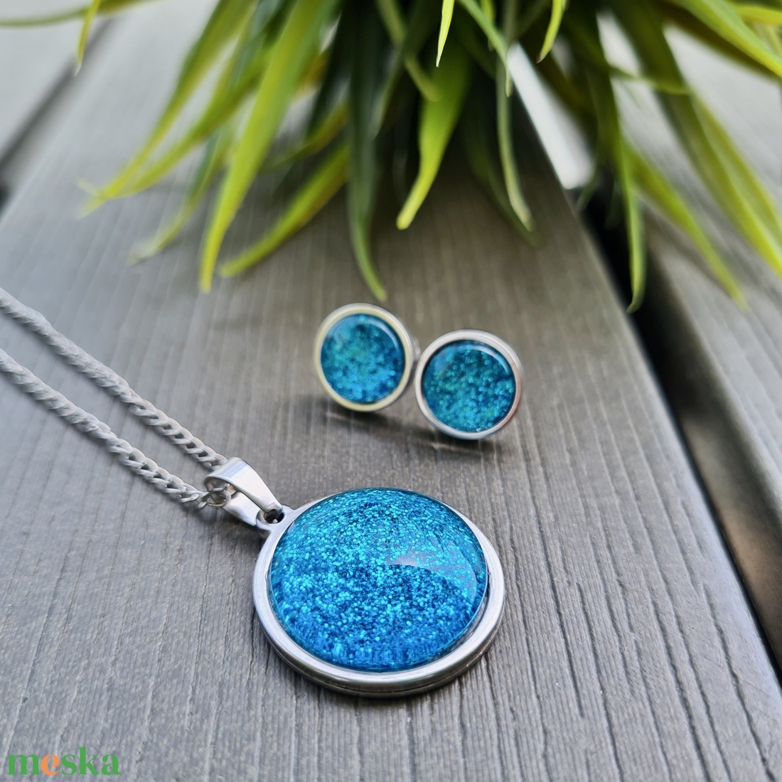 Csillogó türkiz - ezüst nemesacél medálos nyaklánc és fülbevaló szett - ékszer - nyaklánc - medálos nyaklánc - Meska.hu