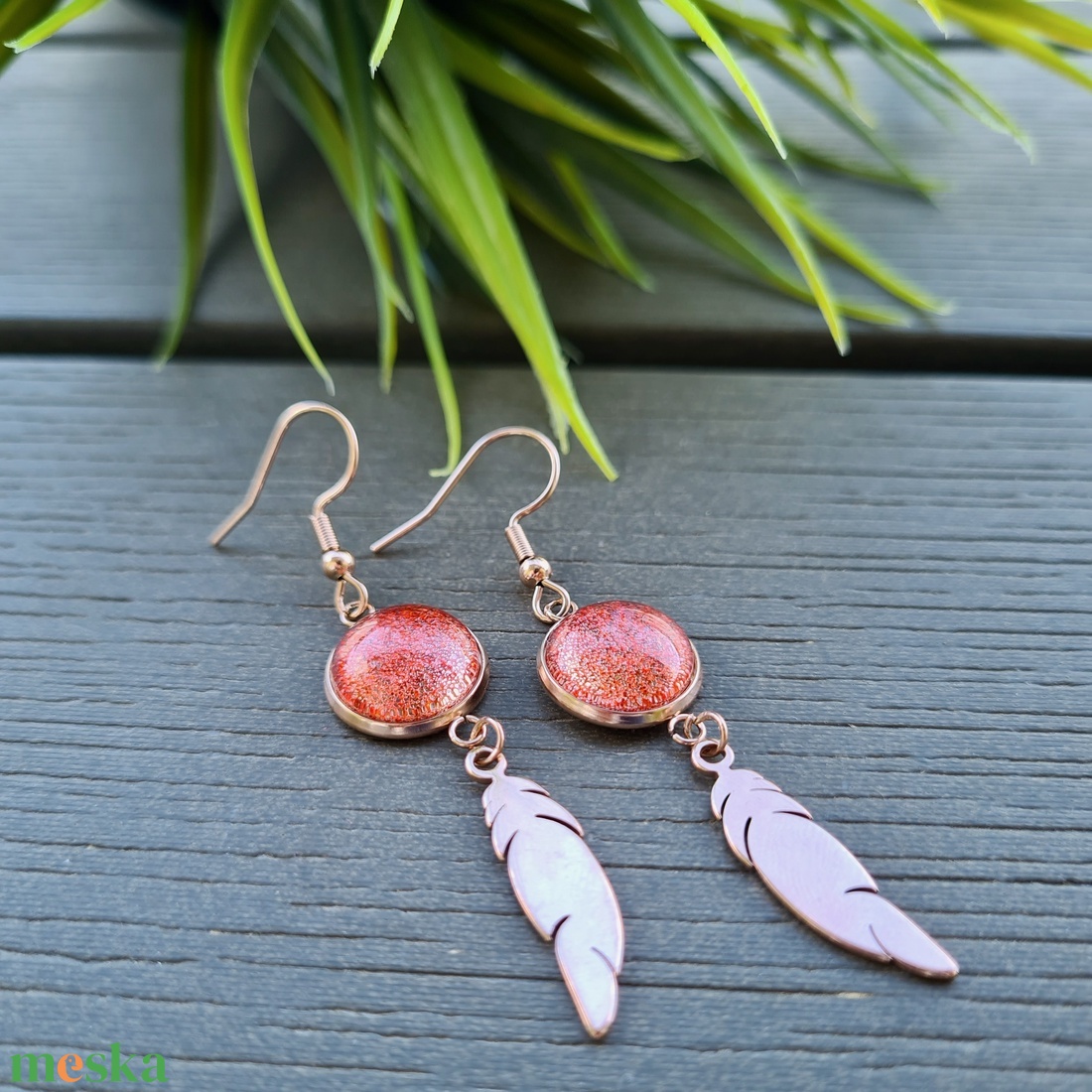 Csillogó piros - rosegold nemesacél fülbevaló toll díszítéssel - ékszer - fülbevaló - lógó fülbevaló - Meska.hu Csillogó piros - rosegold nemesacél fülbevaló toll díszítéssel - ékszer - fülbevaló - lógó fülbevaló - Meska.hu