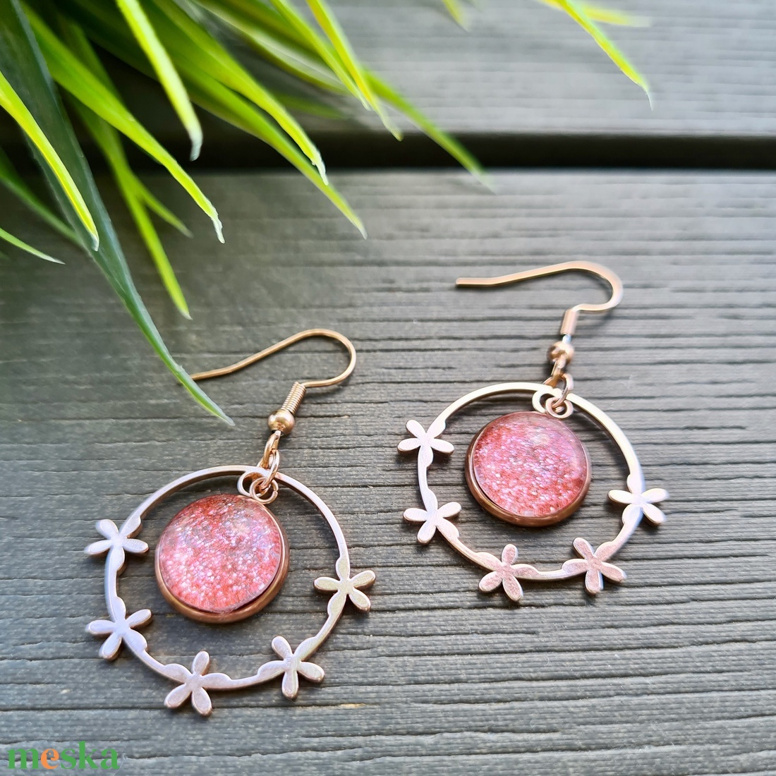 Csillogó rózsaszín - rosegold nemesacél fülbevaló apró virág díszítéssel - ékszer - fülbevaló - lógó fülbevaló - Meska.hu Csillogó rózsaszín - rosegold nemesacél fülbevaló apró virág díszítéssel - ékszer - fülbevaló - lógó fülbevaló - Meska.hu