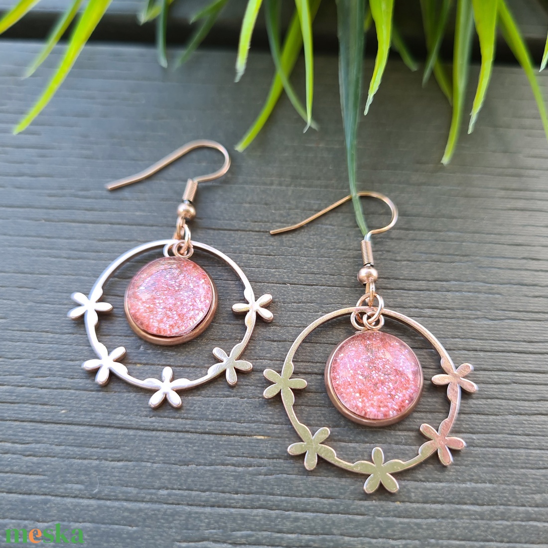 Csillogó rózsaszín - rosegold nemesacél fülbevaló apró virág díszítéssel - ékszer - fülbevaló - lógó fülbevaló - Meska.hu Csillogó rózsaszín - rosegold nemesacél fülbevaló apró virág díszítéssel - ékszer - fülbevaló - lógó fülbevaló - Meska.hu