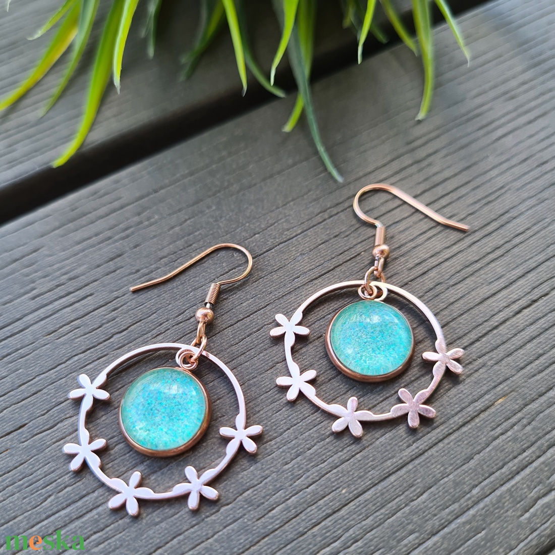 Csillogó menta - rosegold nemesacél fülbevaló apró virág díszítéssel - ékszer - fülbevaló - lógó fülbevaló - Meska.hu