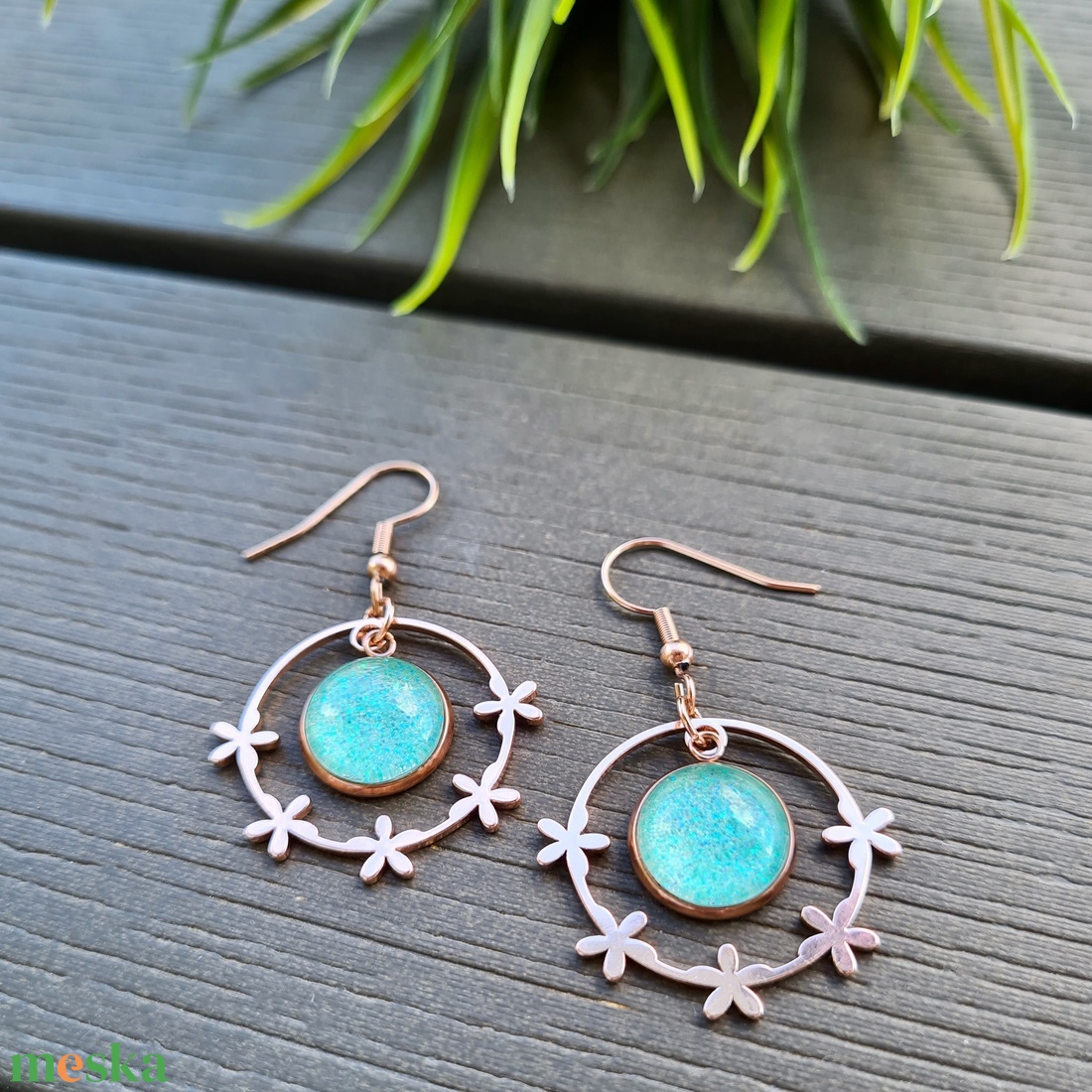 Csillogó menta - rosegold nemesacél fülbevaló apró virág díszítéssel - ékszer - fülbevaló - lógó fülbevaló - Meska.hu