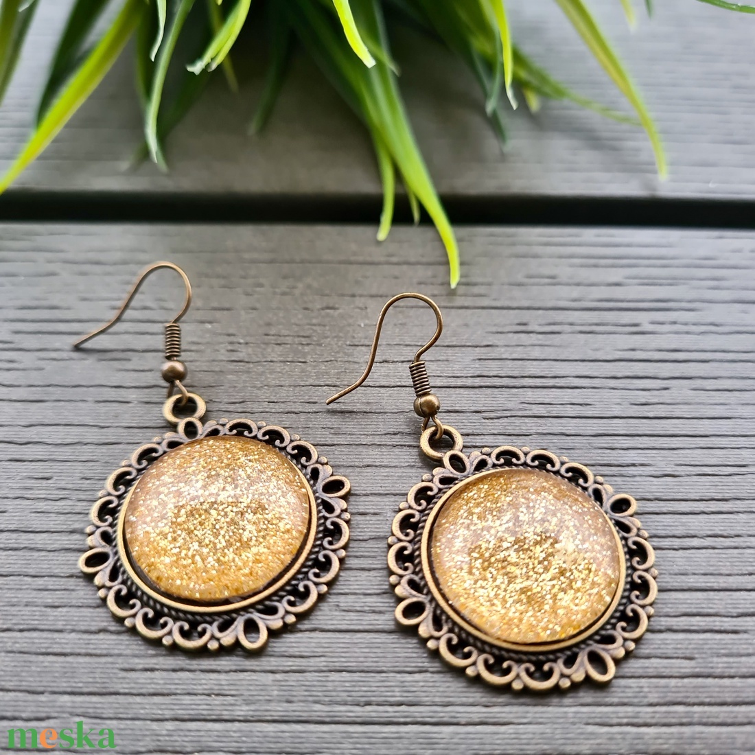 Vintage csillogó arany - bronz lógós fülbevaló - ékszer - fülbevaló - lógó fülbevaló - Meska.hu Vintage csillogó arany - bronz lógós fülbevaló - ékszer - fülbevaló - lógó fülbevaló - Meska.hu