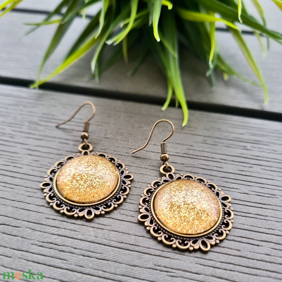 Vintage csillogó arany - bronz lógós fülbevaló - ékszer - fülbevaló - lógó fülbevaló - Meska.hu Vintage csillogó arany - bronz lógós fülbevaló - ékszer - fülbevaló - lógó fülbevaló - Meska.hu