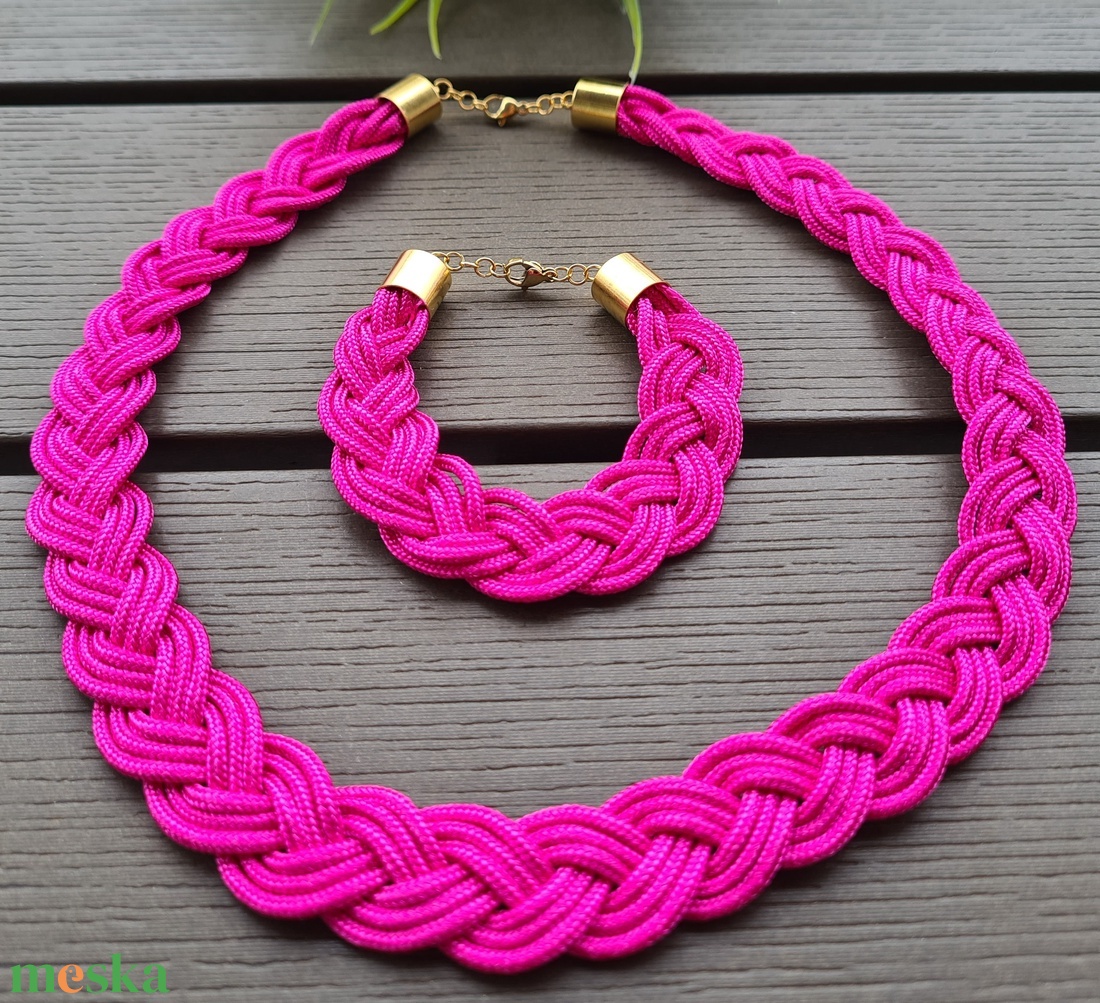 Fukszia színű fonott paracord nyaklánc és karkötő arany színű nemesacél végződéssel - ékszer - ékszerszett - Meska.hu Fukszia színű fonott paracord nyaklánc és karkötő arany színű nemesacél végződéssel - ékszer - ékszerszett - Meska.hu