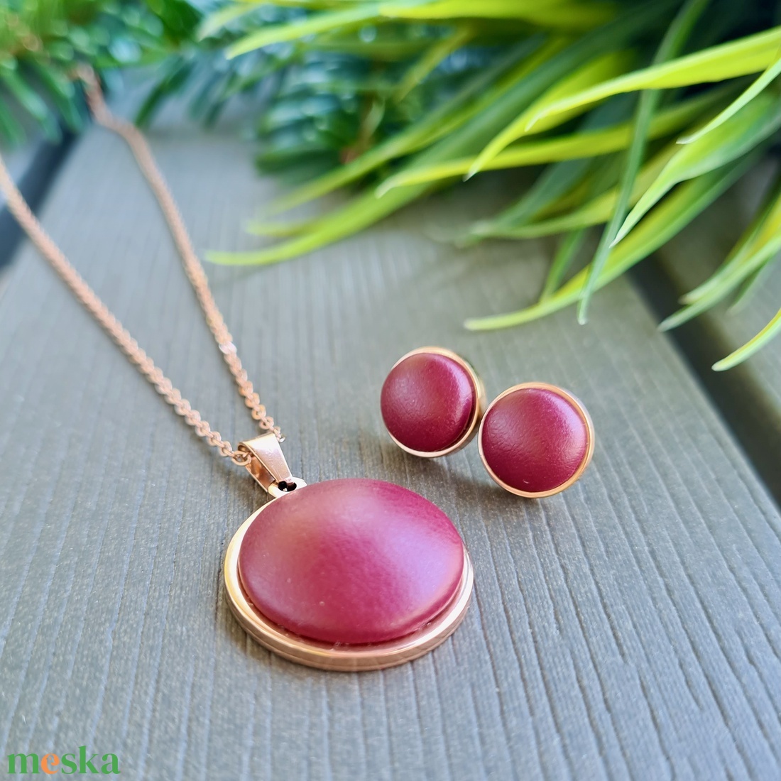 Bordó - rosegold nemesacél medálos nyaklánc és fülbevaló szett - ékszer - nyaklánc - medálos nyaklánc - Meska.hu Bordó - rosegold nemesacél medálos nyaklánc és fülbevaló szett - ékszer - nyaklánc - medálos nyaklánc - Meska.hu