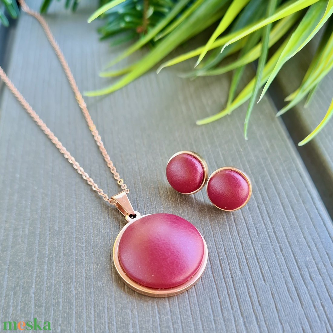 Bordó - rosegold nemesacél medálos nyaklánc és fülbevaló szett - ékszer - nyaklánc - medálos nyaklánc - Meska.hu Bordó - rosegold nemesacél medálos nyaklánc és fülbevaló szett - ékszer - nyaklánc - medálos nyaklánc - Meska.hu