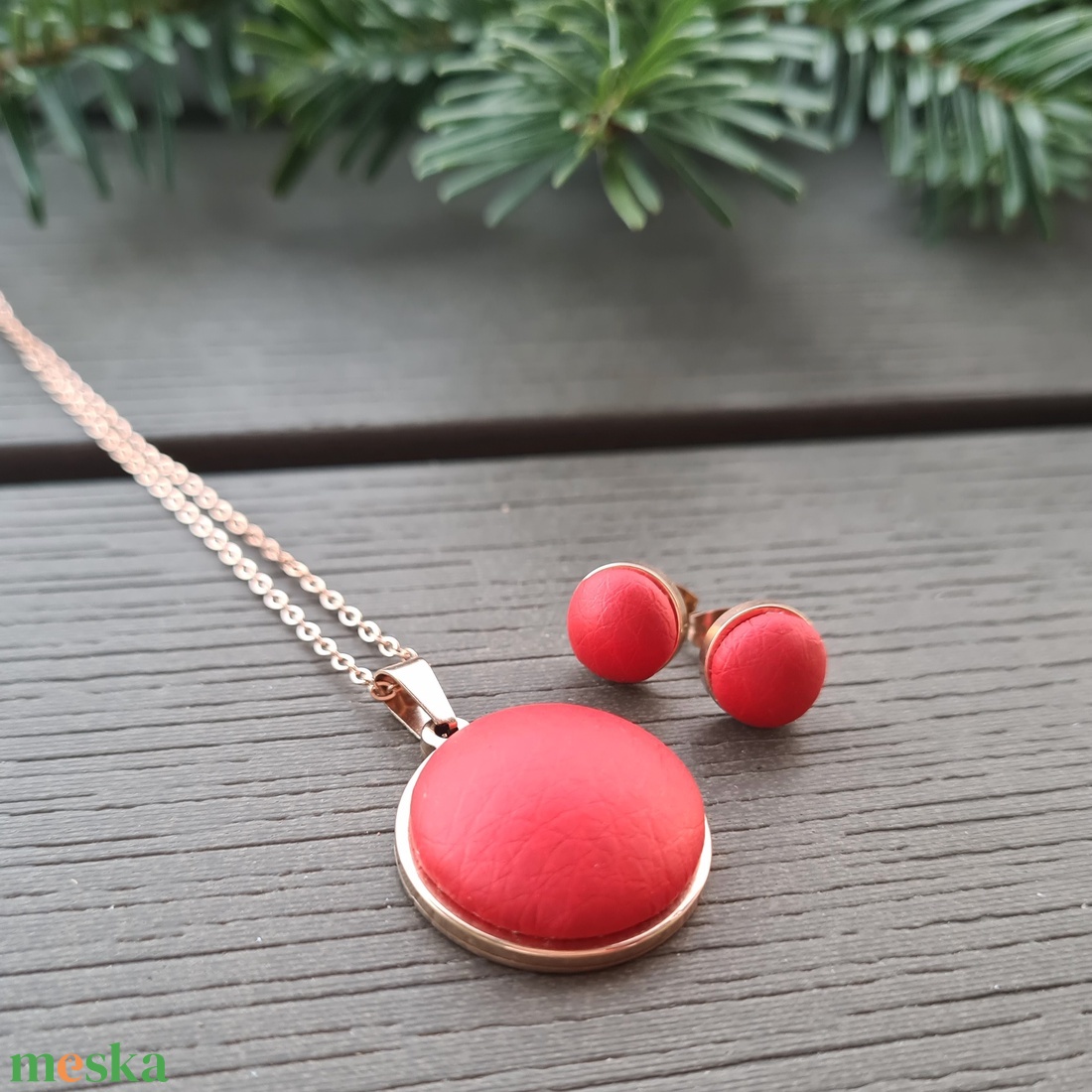 Tűzpiros - rosegold nemesacél medálos nyaklánc és fülbevaló szett - ékszer - nyaklánc - medálos nyaklánc - Meska.hu Tűzpiros - rosegold nemesacél medálos nyaklánc és fülbevaló szett - ékszer - nyaklánc - medálos nyaklánc - Meska.hu