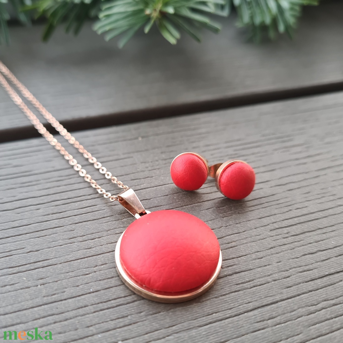 Tűzpiros - rosegold nemesacél medálos nyaklánc és fülbevaló szett - ékszer - nyaklánc - medálos nyaklánc - Meska.hu Tűzpiros - rosegold nemesacél medálos nyaklánc és fülbevaló szett - ékszer - nyaklánc - medálos nyaklánc - Meska.hu