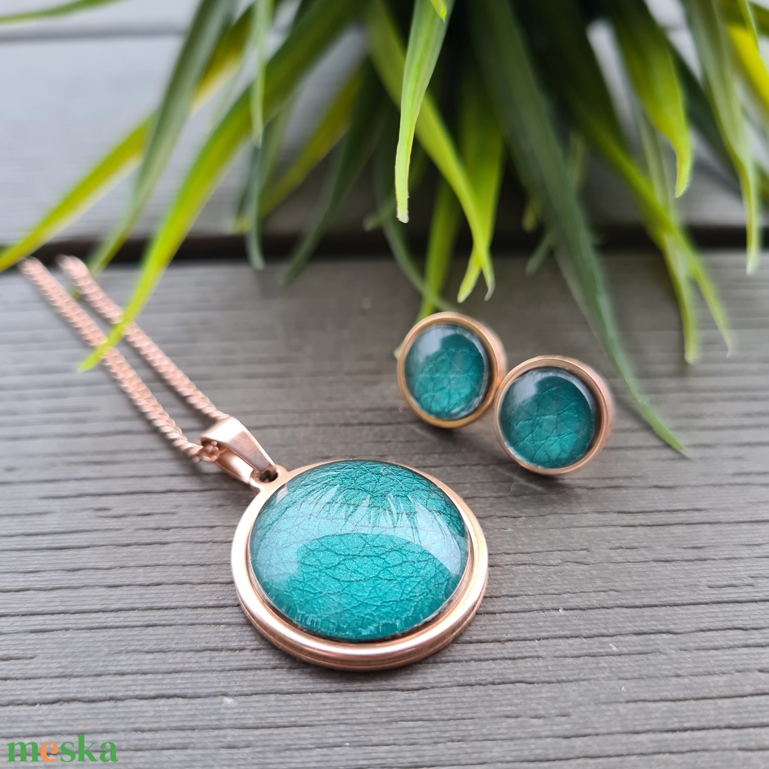 Metál zöld - rosegold nemesacél medálos nyaklánc és fülbevaló szett - ékszer - ékszerszett - Meska.hu Metál zöld - rosegold nemesacél medálos nyaklánc és fülbevaló szett - ékszer - ékszerszett - Meska.hu