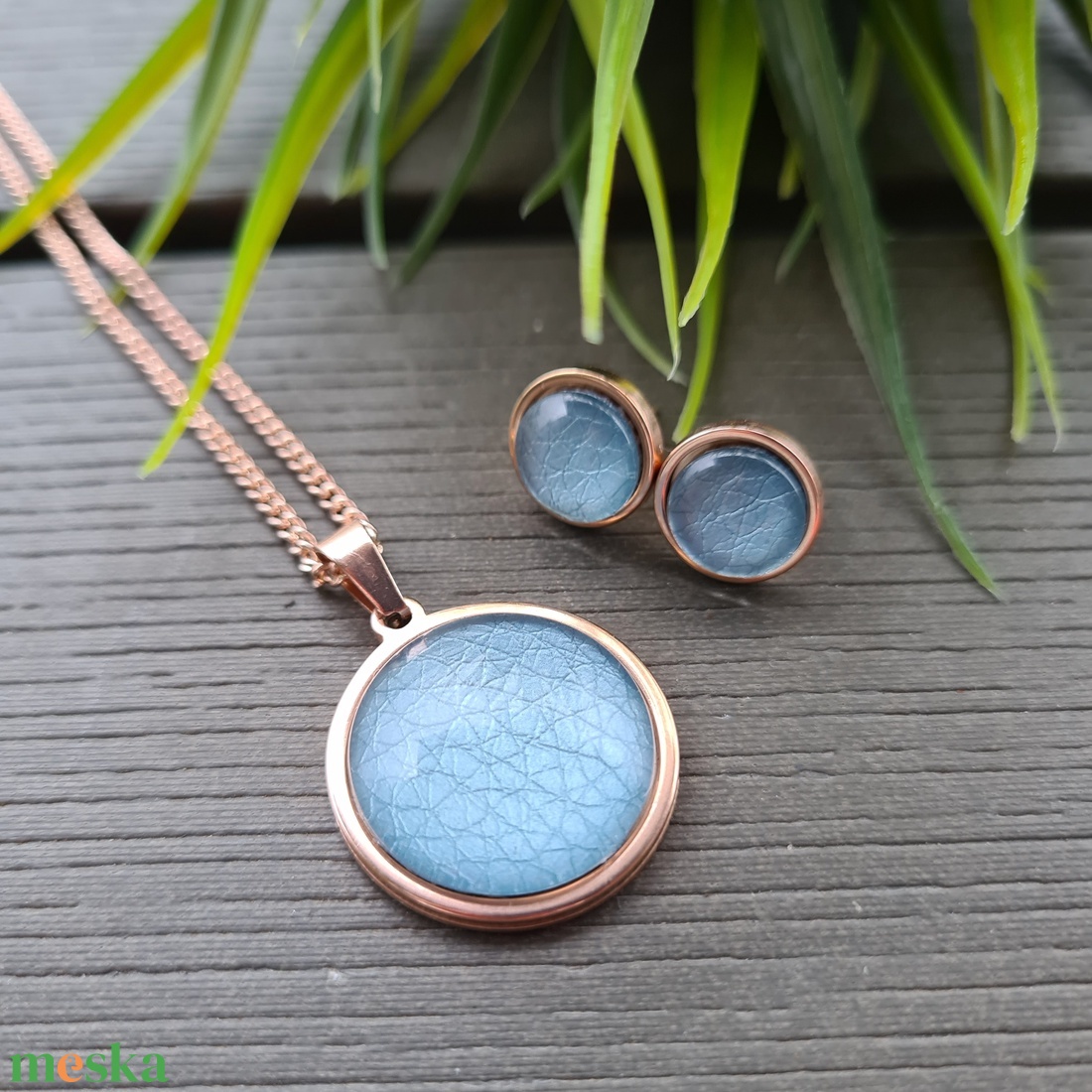 Metál világoskék - rosegold nemesacél medálos nyaklánc és fülbevaló szett - ékszer - ékszerszett - Meska.hu Metál világoskék - rosegold nemesacél medálos nyaklánc és fülbevaló szett - ékszer - ékszerszett - Meska.hu
