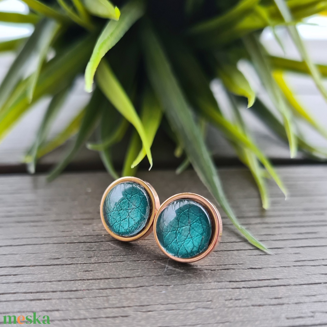 Metál zöld - rosegold nemesacél bedugós fülbevaló - ékszer - fülbevaló - pötty fülbevaló - Meska.hu Metál zöld - rosegold nemesacél bedugós fülbevaló - ékszer - fülbevaló - pötty fülbevaló - Meska.hu