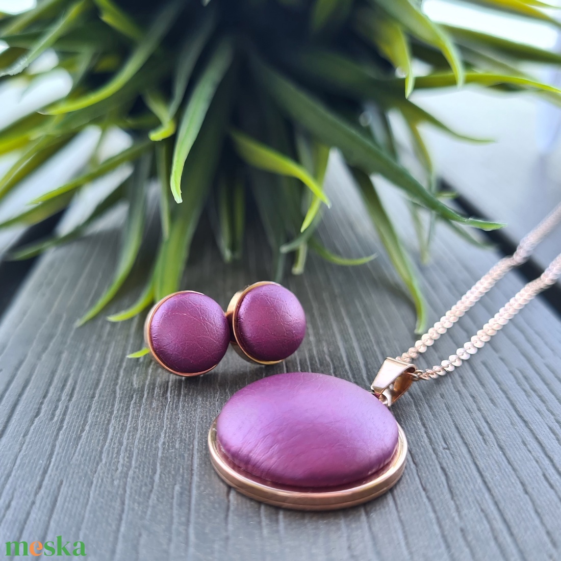 Metál fukszia - rosegold nemesacél medálos nyaklánc és fülbevaló szett - ékszer - nyaklánc - medálos nyaklánc - Meska.hu Metál fukszia - rosegold nemesacél medálos nyaklánc és fülbevaló szett - ékszer - nyaklánc - medálos nyaklánc - Meska.hu