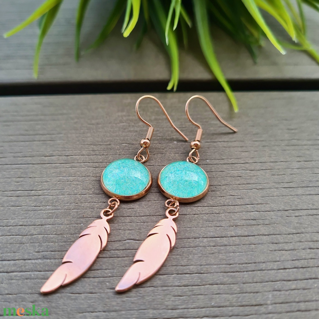 Csillogó menta - rosegold nemesacél fülbevaló toll díszítéssel - ékszer - fülbevaló - lógó fülbevaló - Meska.hu