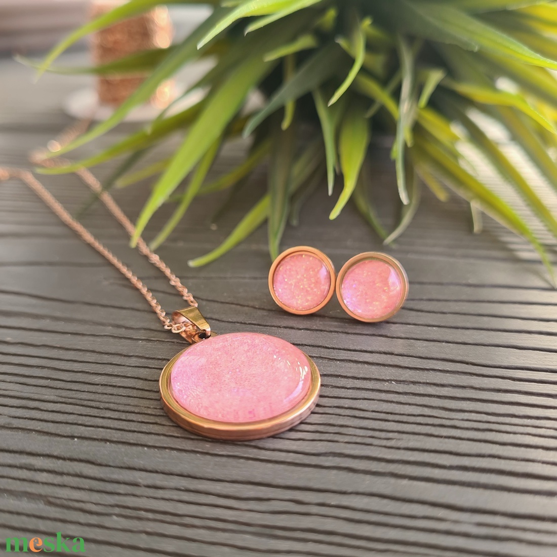 Csillogó pink - rosegold nemesacél medálos nyaklánc és fülbevaló szett - ékszer - ékszerszett - Meska.hu Csillogó pink - rosegold nemesacél medálos nyaklánc és fülbevaló szett - ékszer - ékszerszett - Meska.hu