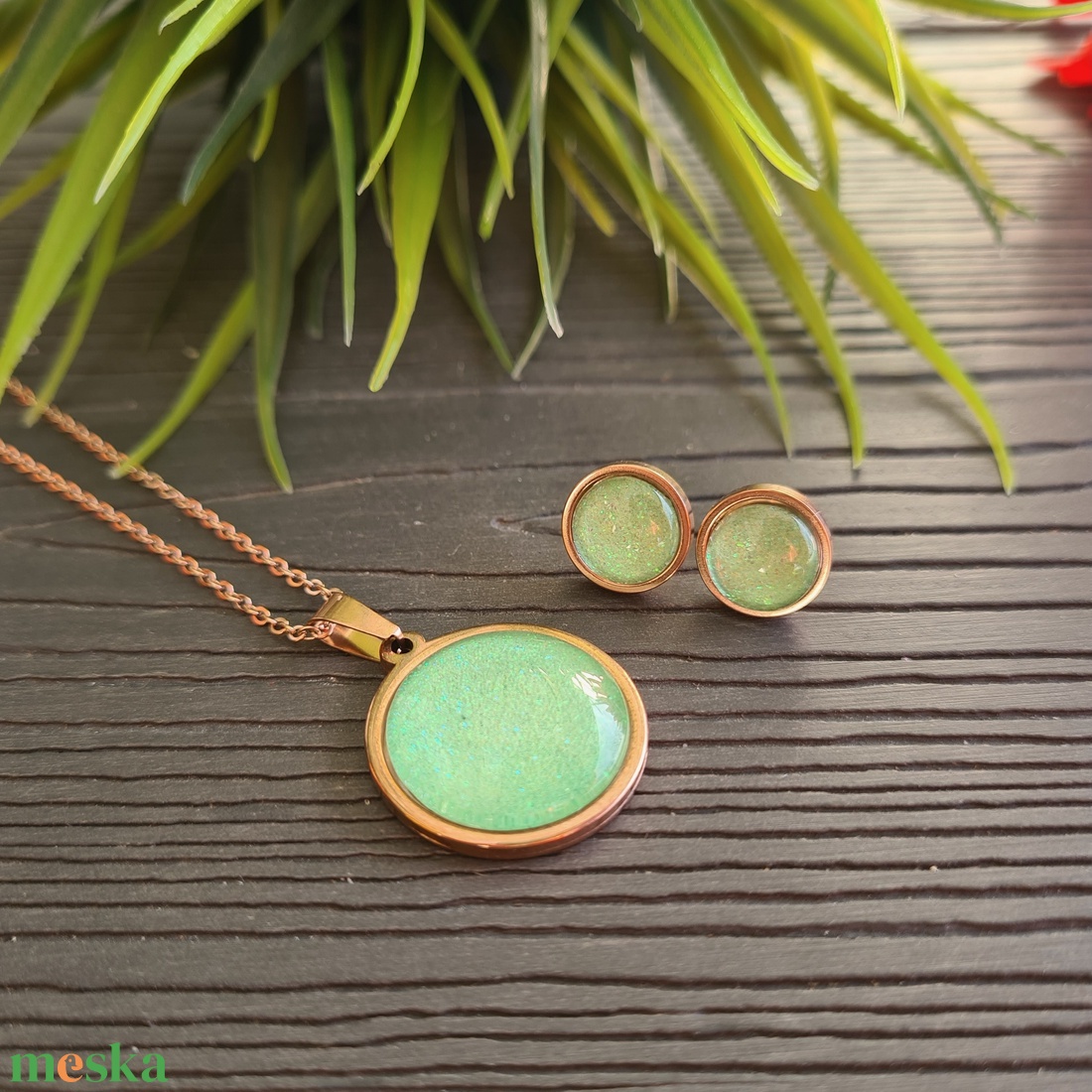 Csillogó menta zöld - rosegold nemesacél medálos nyaklánc és fülbevaló szett - ékszer - ékszerszett - Meska.hu Csillogó menta zöld - rosegold nemesacél medálos nyaklánc és fülbevaló szett - ékszer - ékszerszett - Meska.hu