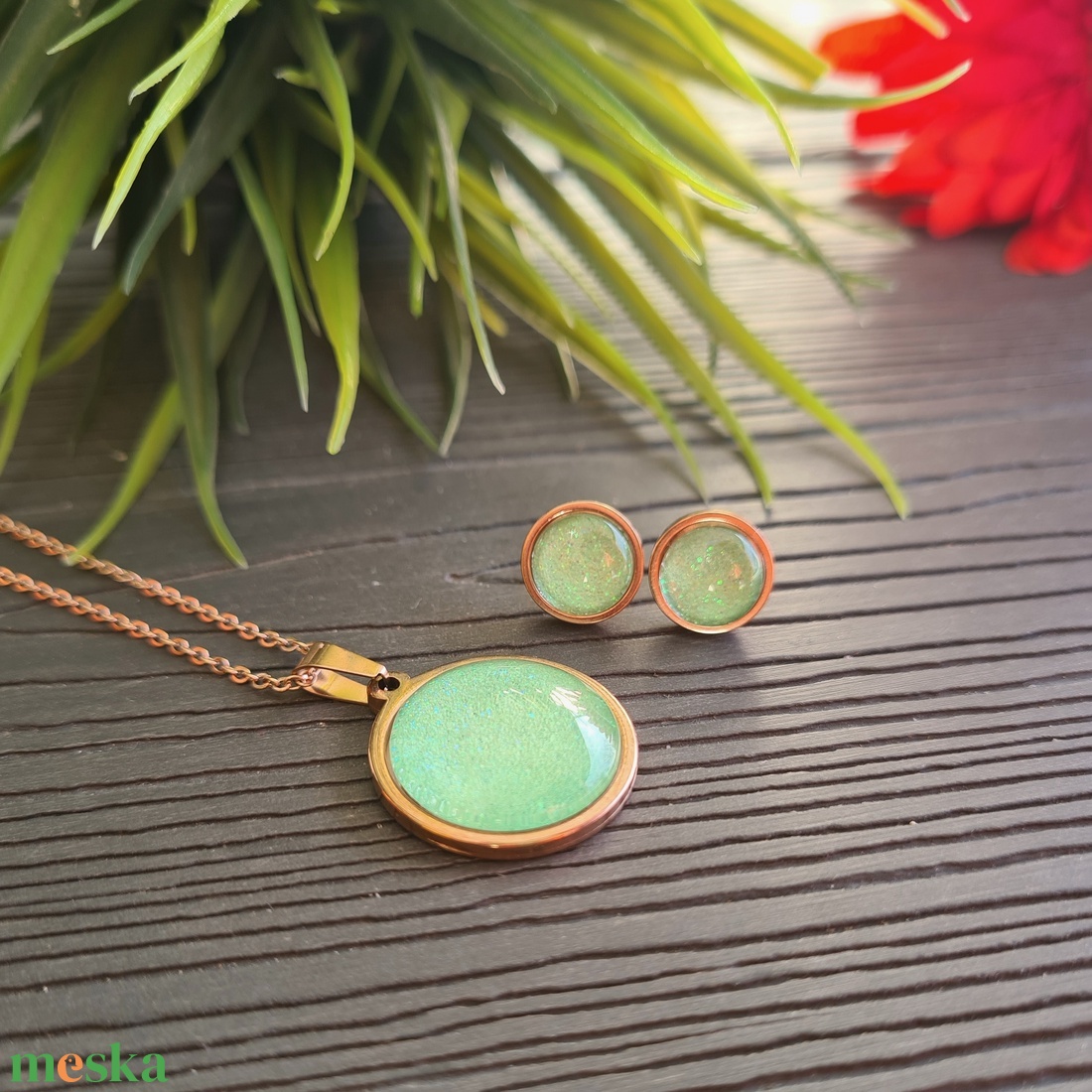 Csillogó menta zöld - rosegold nemesacél medálos nyaklánc és fülbevaló szett - ékszer - ékszerszett - Meska.hu Csillogó menta zöld - rosegold nemesacél medálos nyaklánc és fülbevaló szett - ékszer - ékszerszett - Meska.hu