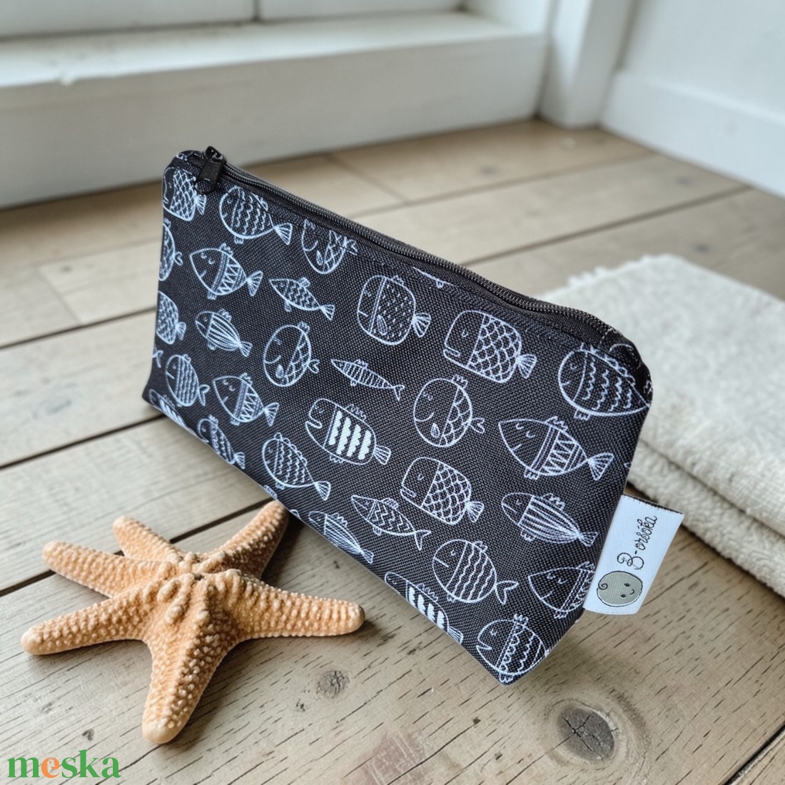 Neszesszer vízálló poliészterből - fekete halak - táska & tok - neszesszer - Meska.hu