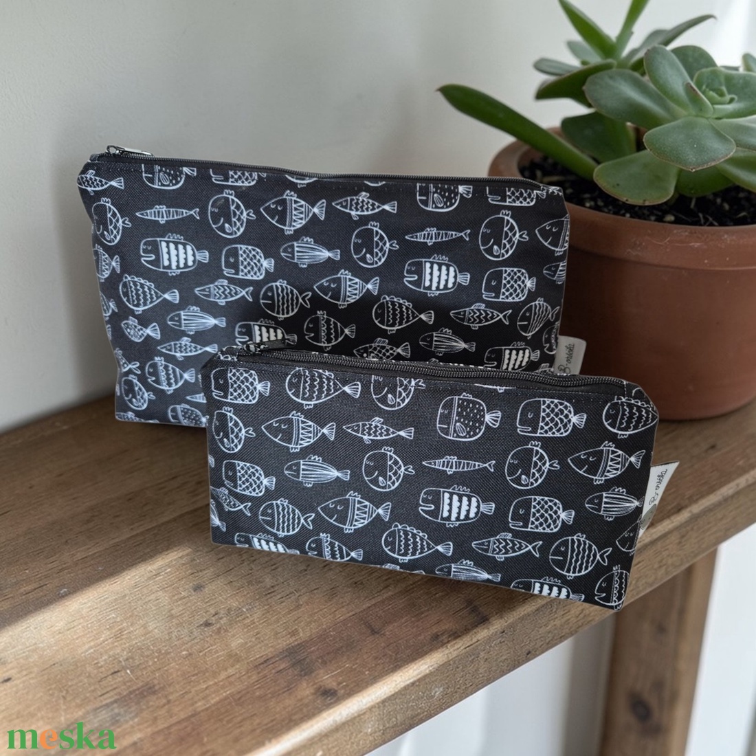 Neszesszer vízálló poliészterből - fekete halak - táska & tok - neszesszer - Meska.hu