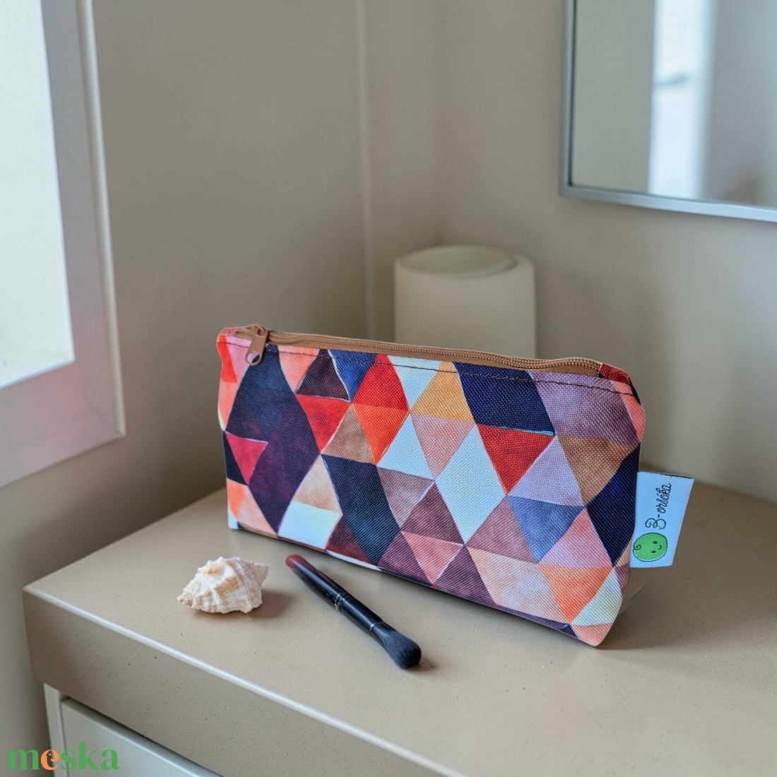 Neszesszer vízálló poliészterből - barna háromszögek - táska & tok - neszesszer - Meska.hu