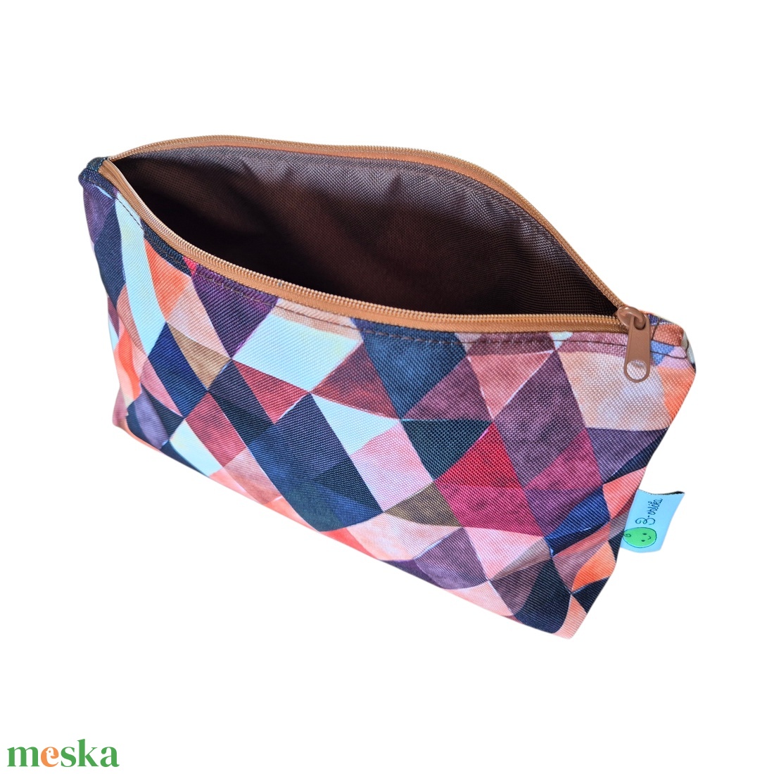 Neszesszer vízálló poliészterből - barna háromszögek - táska & tok - neszesszer - Meska.hu