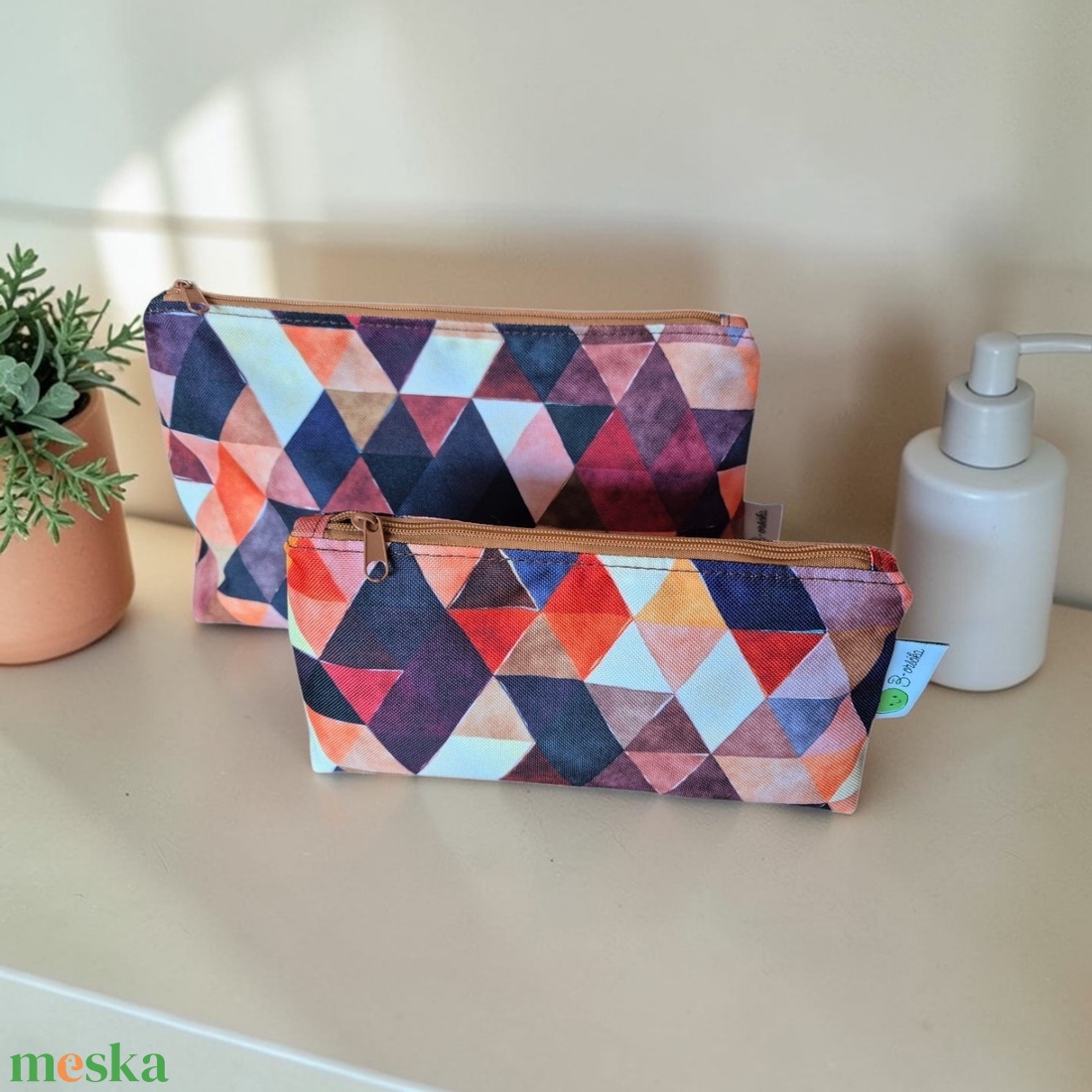 Neszesszer vízálló poliészterből - barna háromszögek - táska & tok - neszesszer - Meska.hu