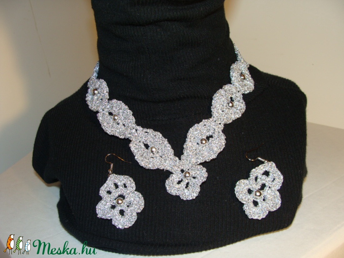 Horgolt ezüst fonalból készült nyaklánc fülbevalóval ( szett) -  - Meska.hu