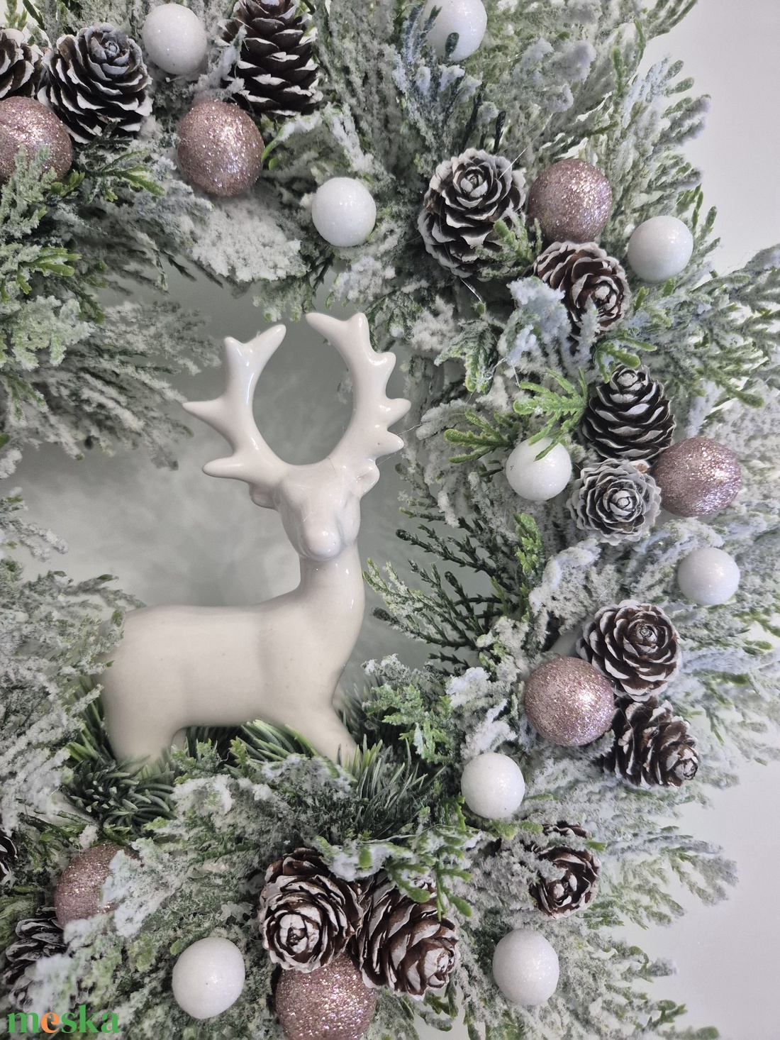 Kézműves havas téli koszorú, porcelán szarvassal (34 cm) - karácsony - karácsonyi lakásdekoráció - karácsonyi ajtódíszek - Meska.hu