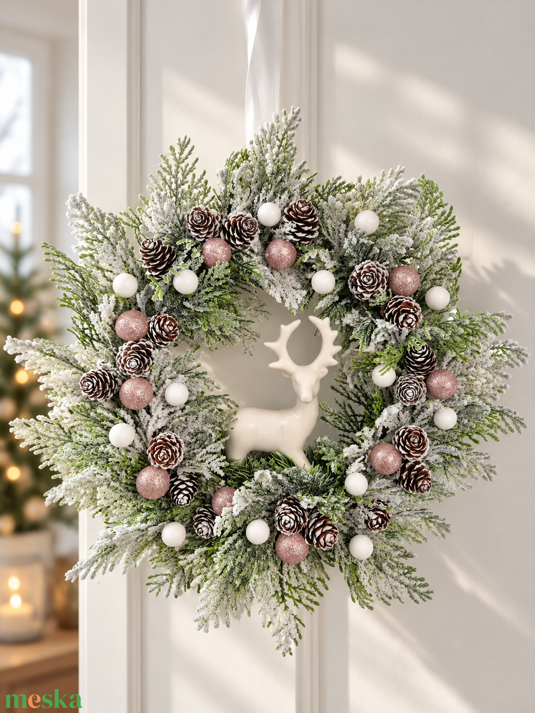 Kézműves havas téli koszorú, porcelán szarvassal (34 cm) - karácsony - karácsonyi lakásdekoráció - karácsonyi ajtódíszek - Meska.hu