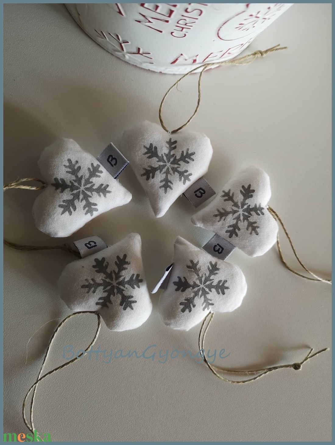 Karácsonyi hópelyhes szívek - szürke - karácsony - karácsonyi lakásdekoráció - karácsonyfadíszek - Meska.hu