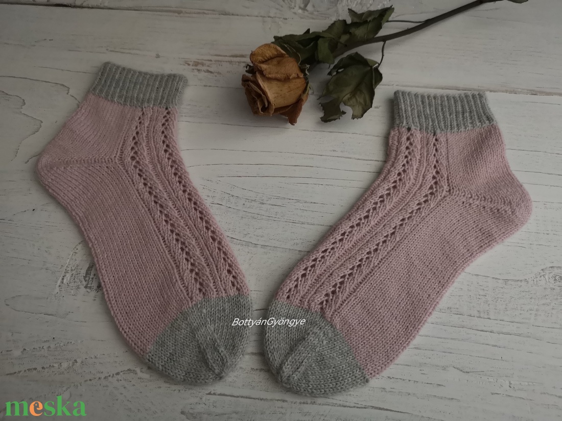 Csipkés kötött zokni - rózsaszín / szürke - ruha & divat - cipő & papucs - zokni - Meska.hu