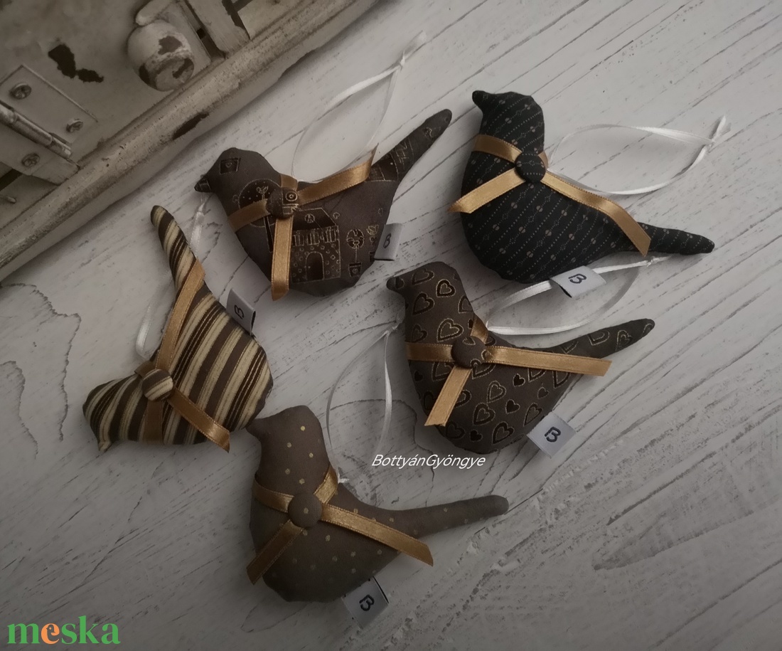 Textil madárkák - barna - arany - otthon & életmód - dekoráció - fali és függő dekoráció - falra akasztható dekor - Meska.hu Textil madárkák - barna - arany - otthon & életmód - dekoráció - fali és függő dekoráció - falra akasztható dekor - Meska.hu