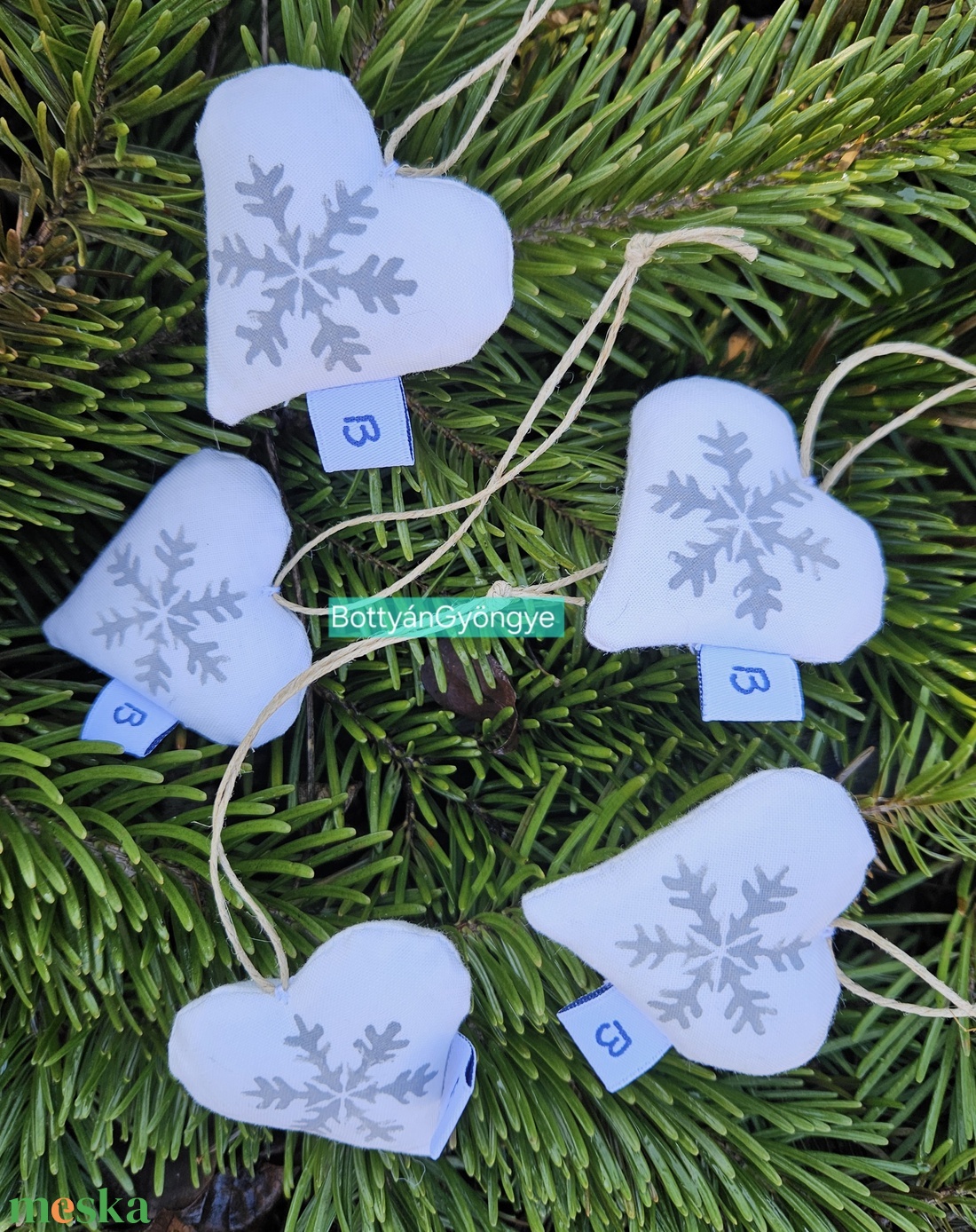 Karácsonyi hópelyhes szívek - szürke - karácsony - karácsonyi lakásdekoráció - karácsonyfadíszek - Meska.hu